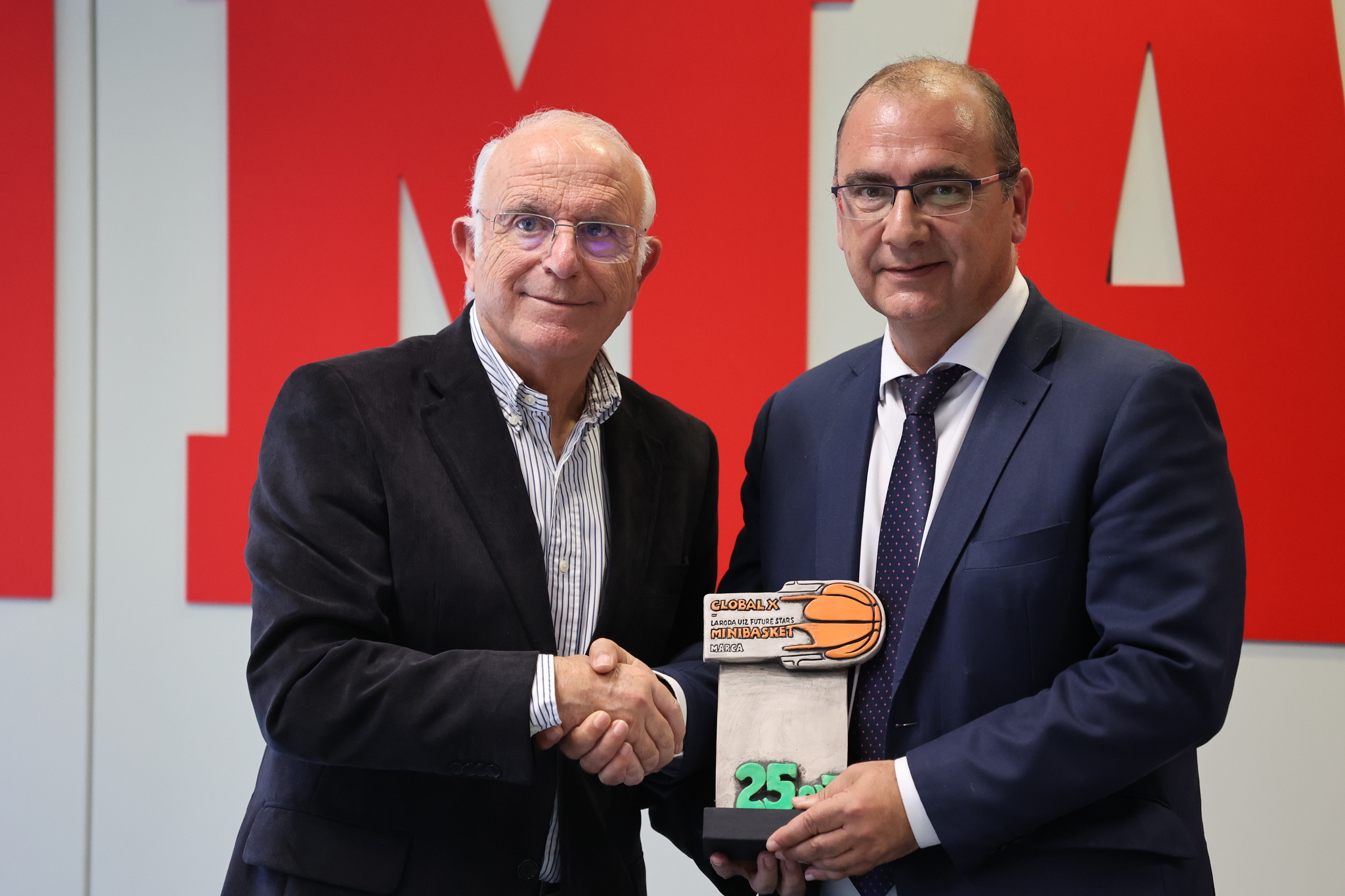 Constantino Berruga, presidente del CP La Roda, hace entrega a Juan Ignacio Gallardo, director de MARCA , de un trofeo conmemorativo de los 25 aos del Torneo de La Roda.