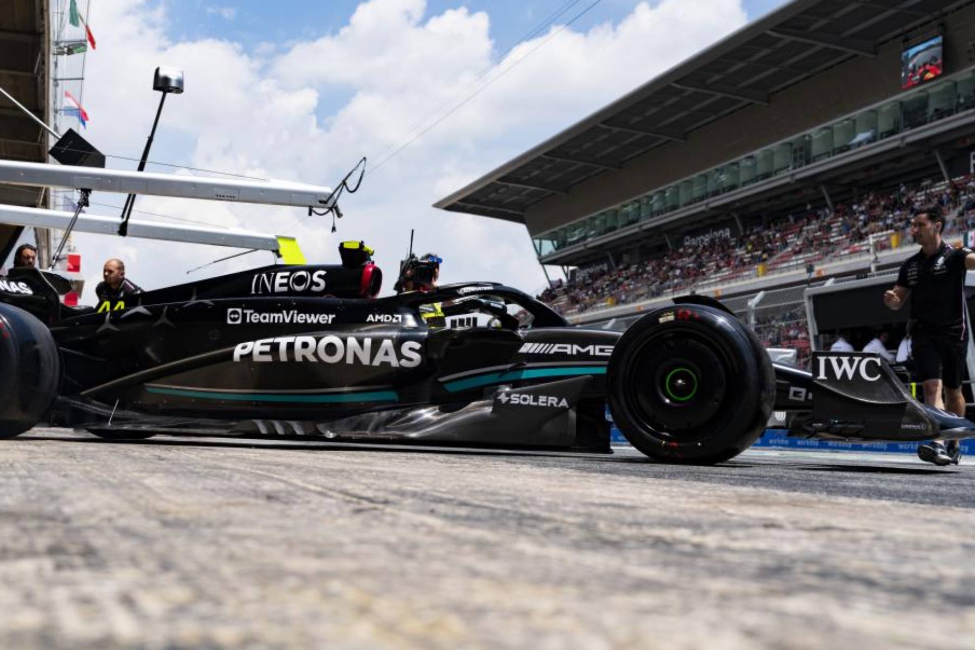 Hamilton, saliendo a pista en una de las sesiones Libres del GP de España 2023.