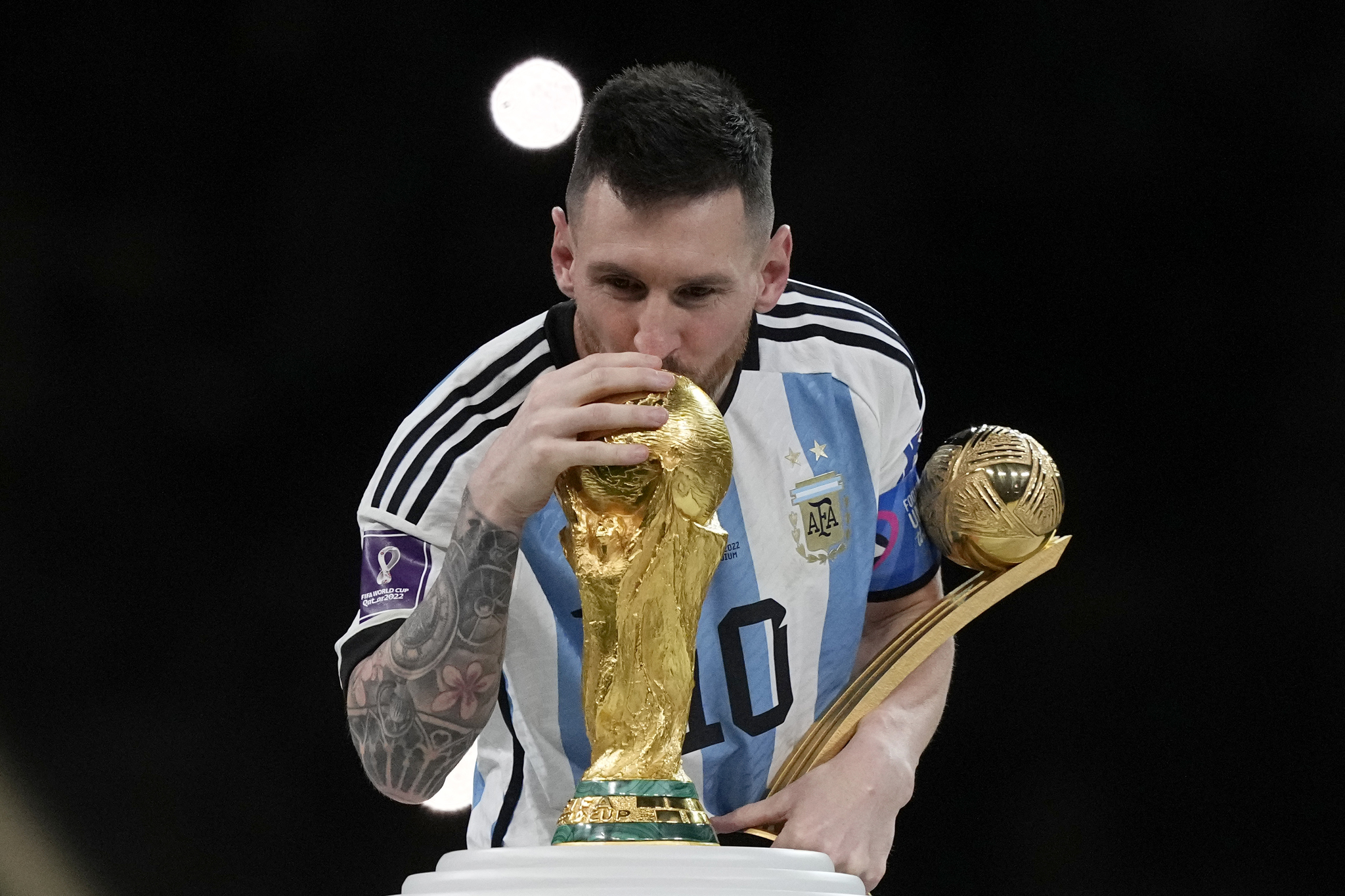 Messi besa la Copa del Mundo ganada en Qatar.