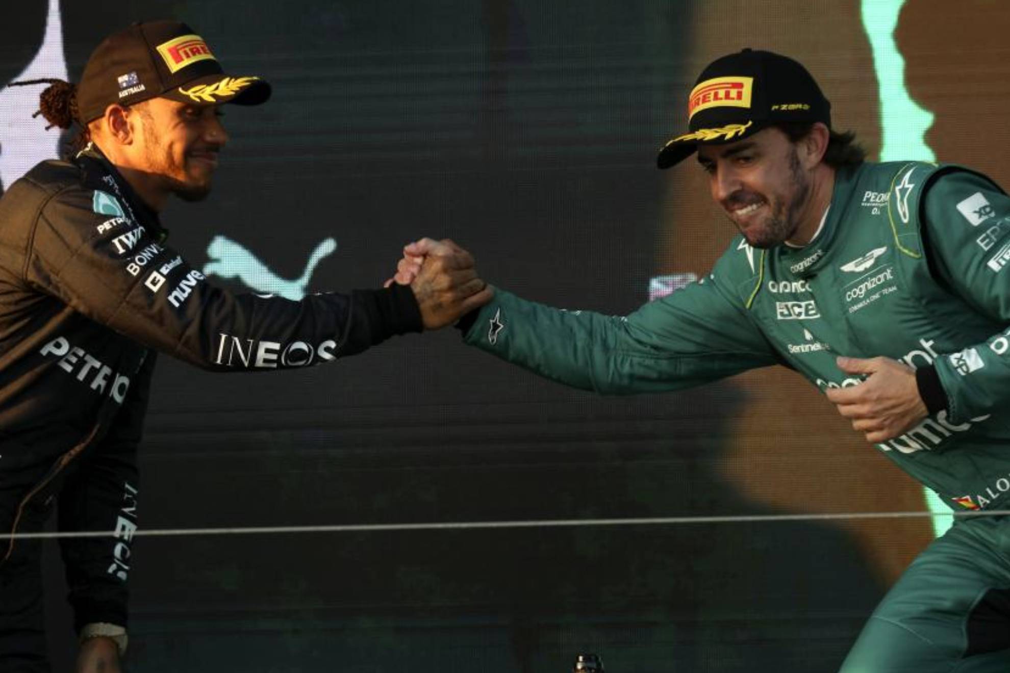 Alonso felicita a Hamilton en el podio de Australia.