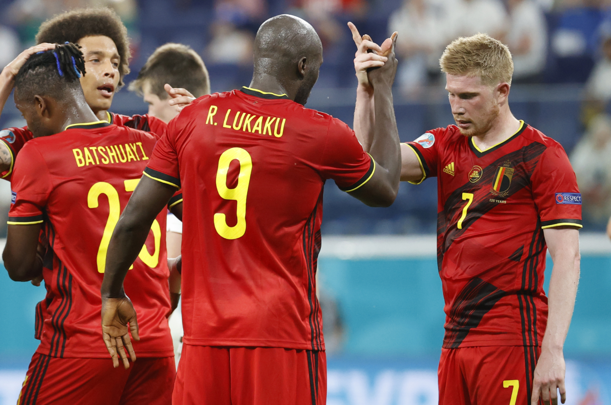 Lukaku y De Bruyne celebran un gol anotado con Bélgica.