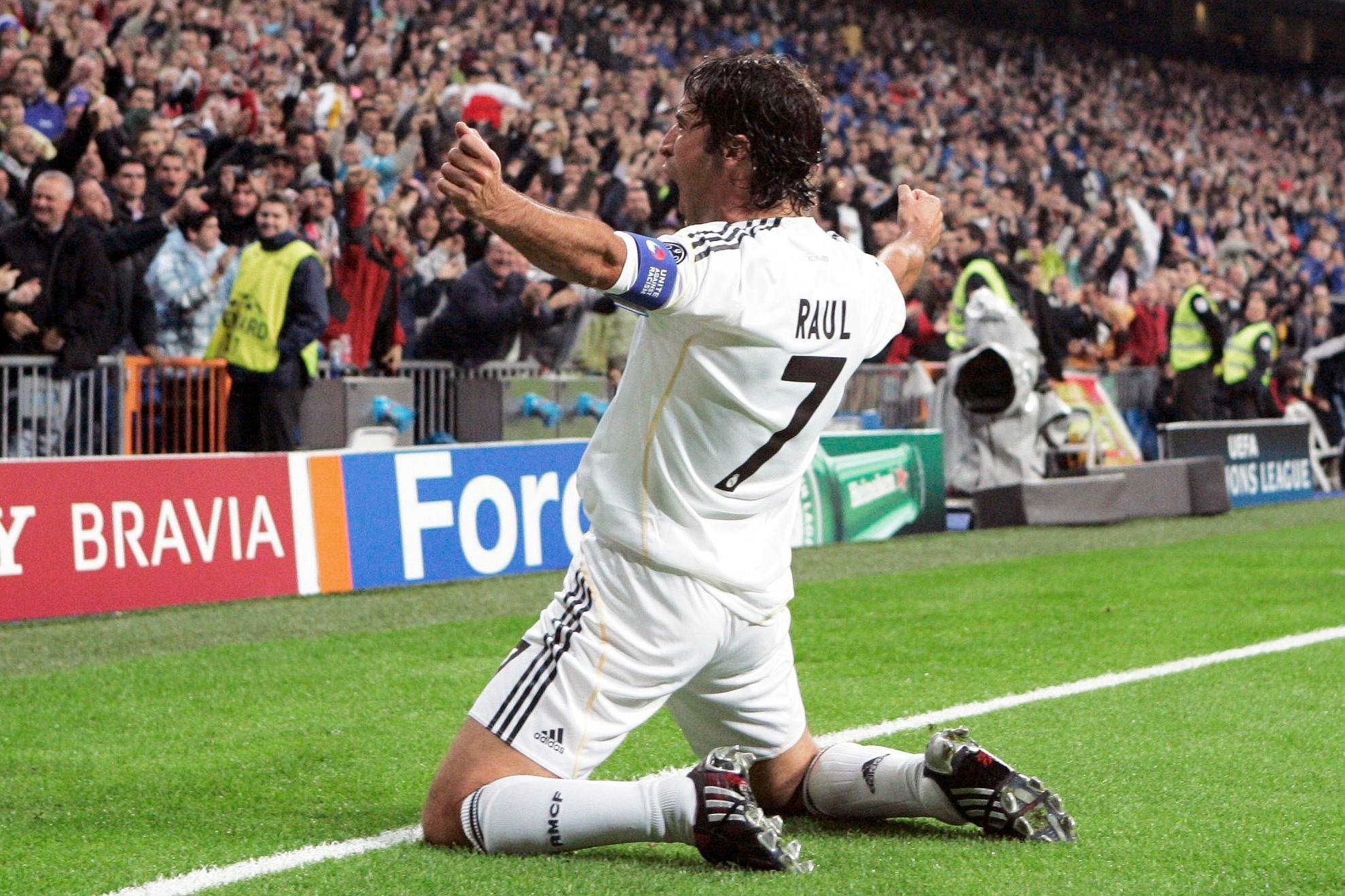 Raúl, celebrando un gol en el Santiago Bernabéu en un partido de Champions ante el Milan.