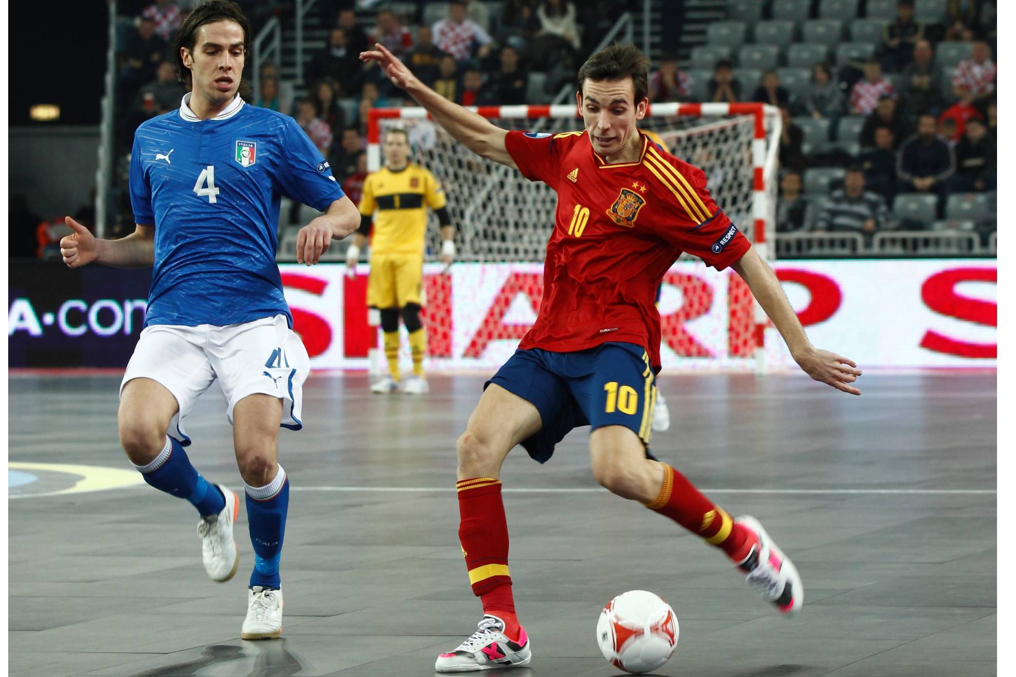 Borja intenta rematar ante Romano en la semifinal de 2012 entre Espaa e Italia.