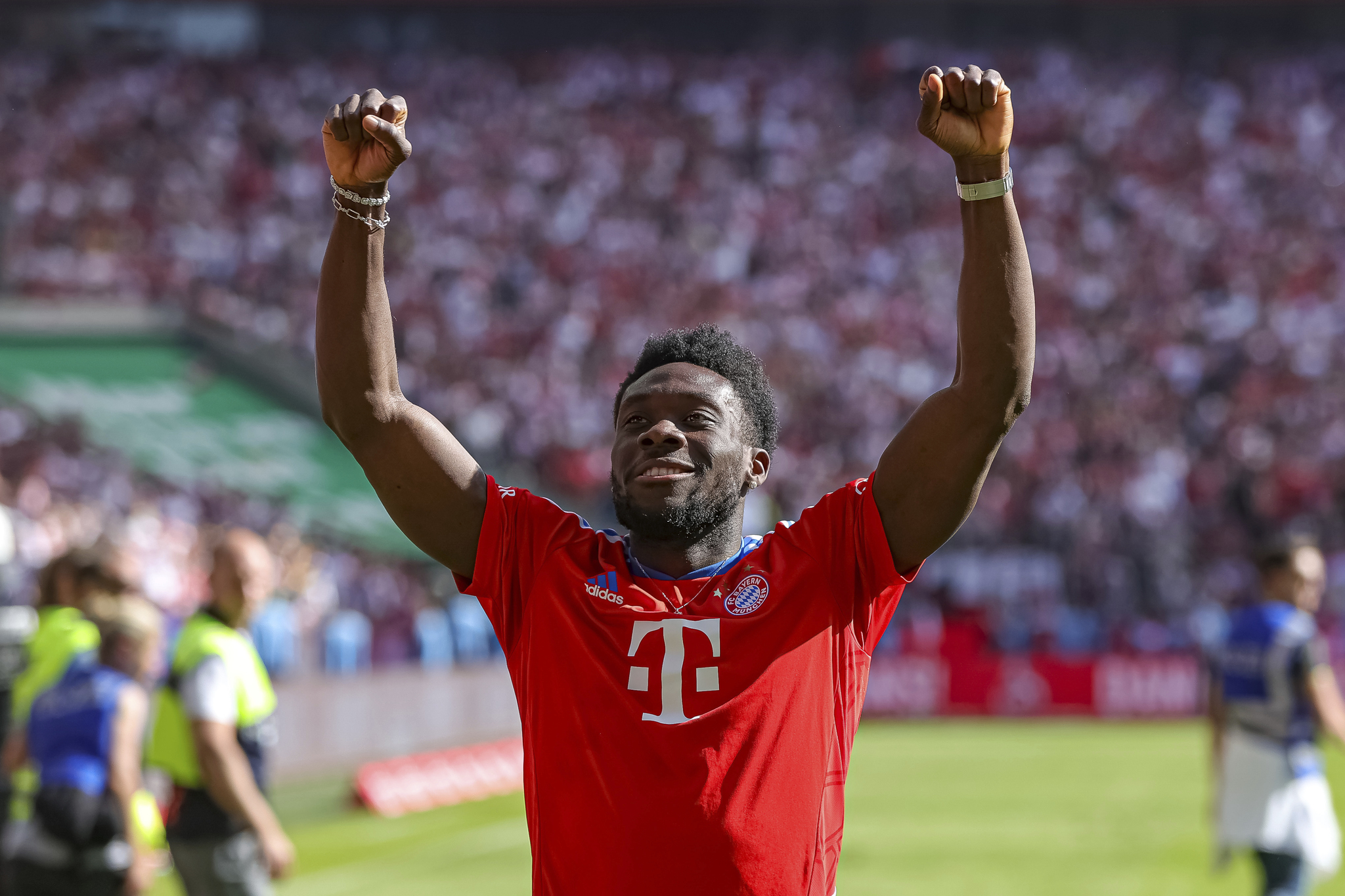 Alphonso Davies celebra la Bundesliga lograda con el Bayern.