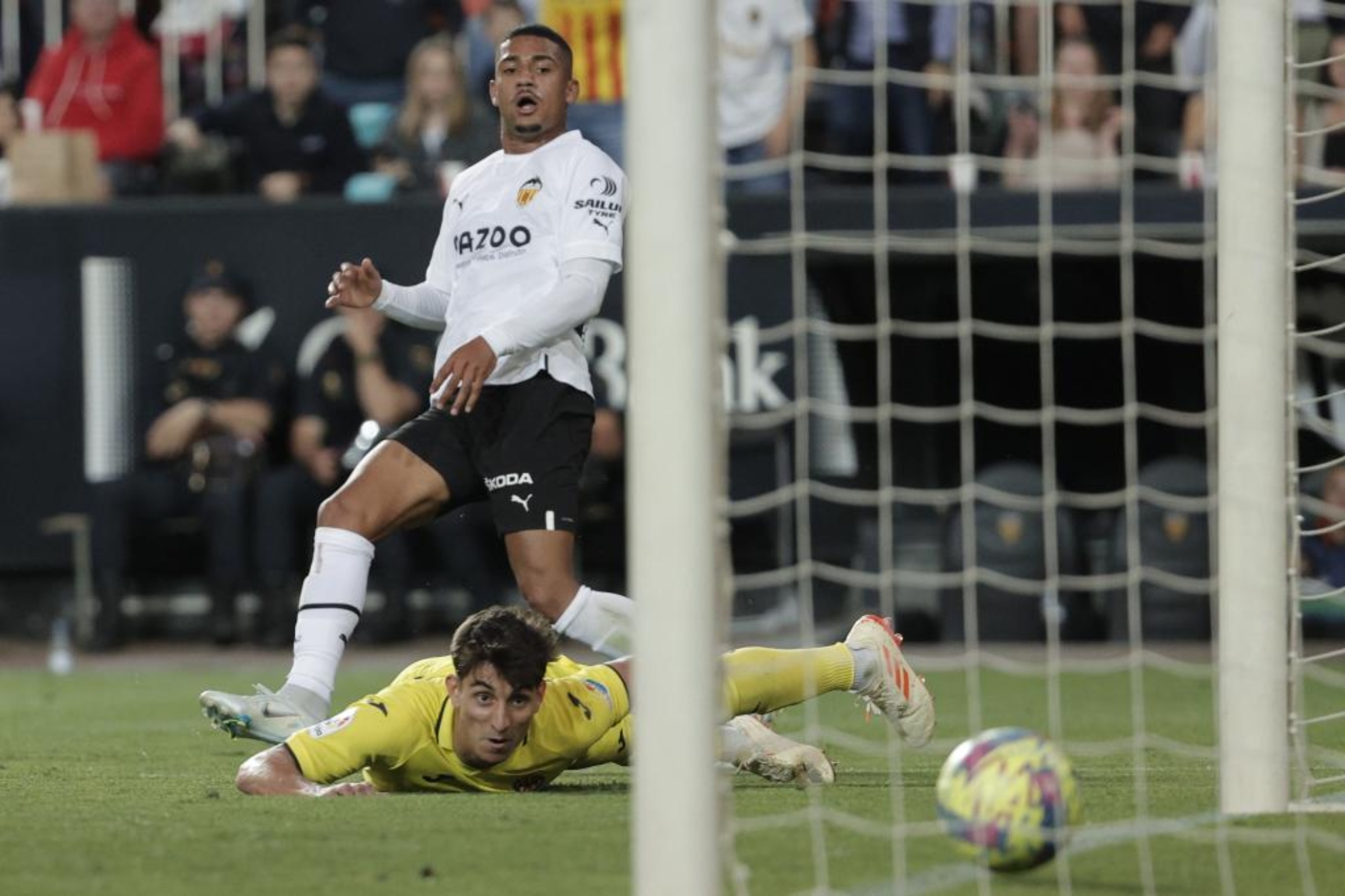 Lino marca un gol con el Valencia.