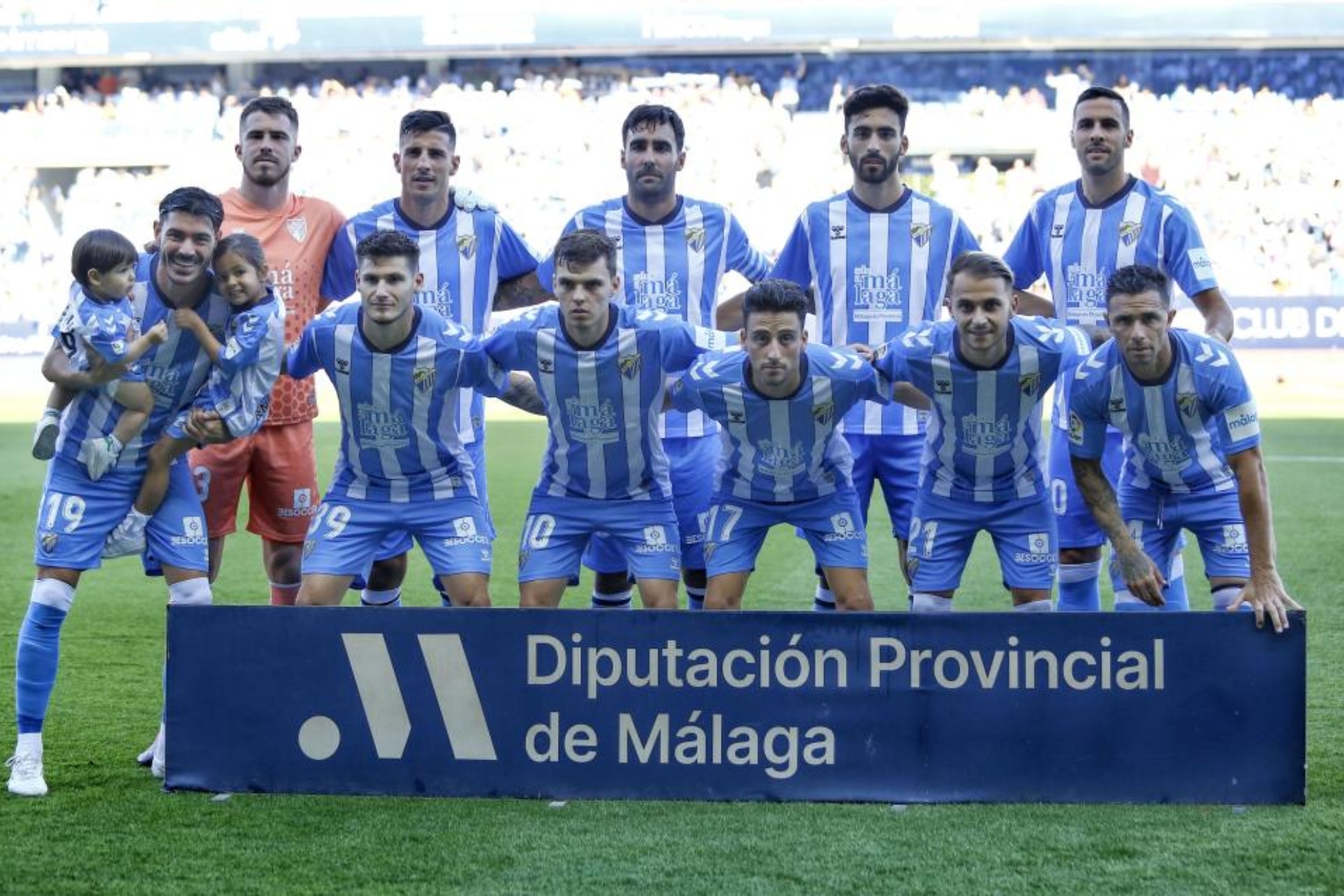 El Málaga CF antes del partido contra el Huesca.