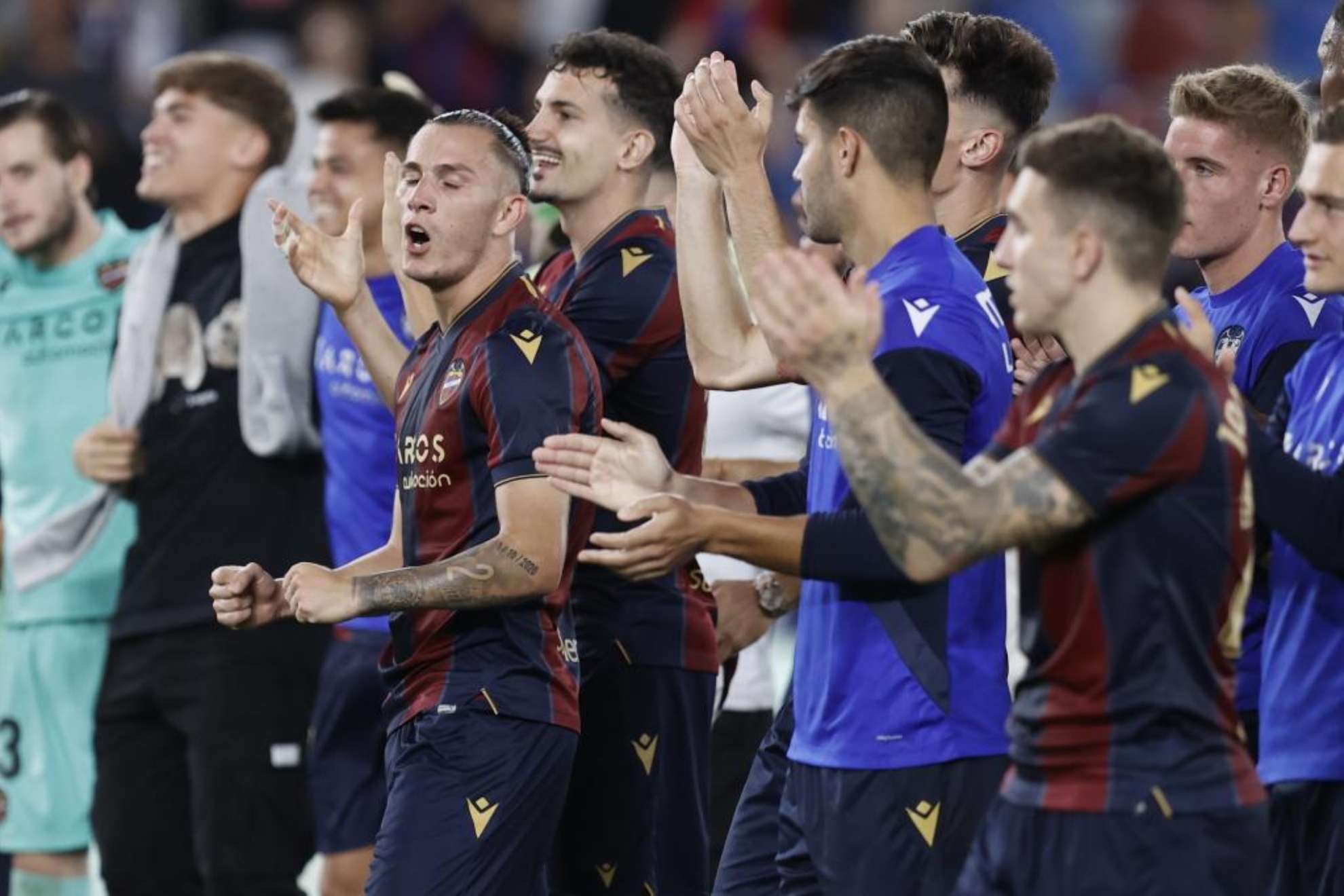 Los jugadores del Levante celebran el pase a la eliminatoria final tras ganar al Albacete.