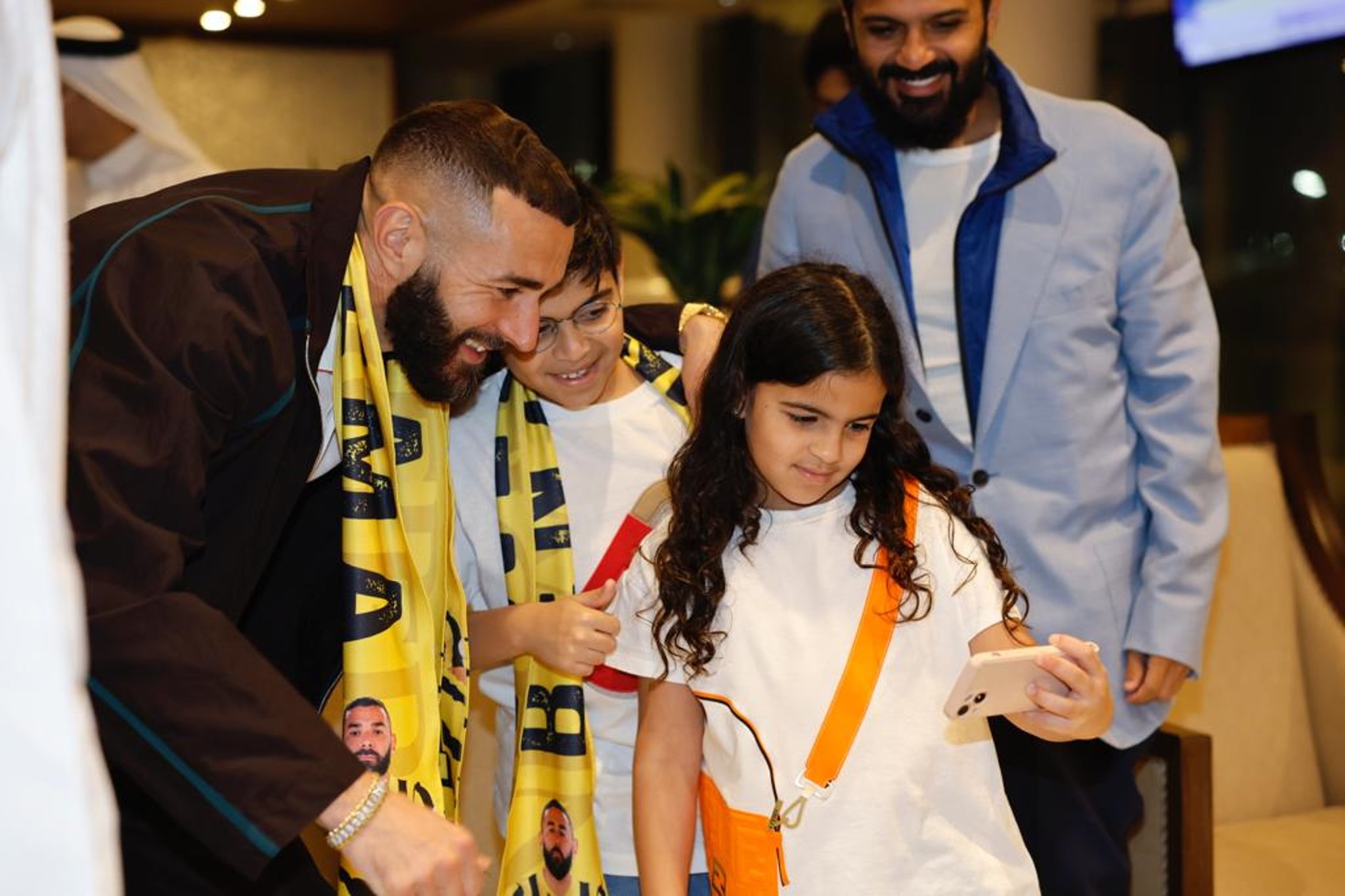 Karim Benzema firma la camiseta de una niña.