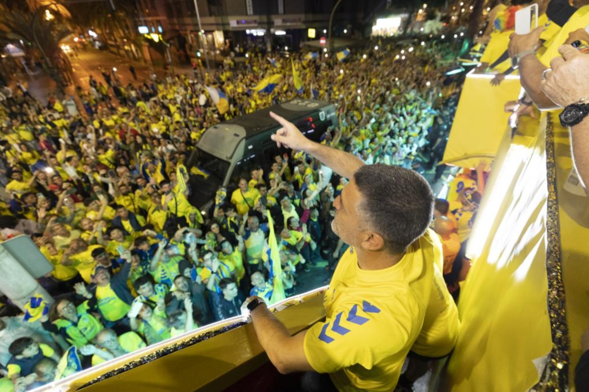 García Pimienta, en la guagua, celebrando el ascenso de la UD por las calles de Las Palmas de Gran Canaria.