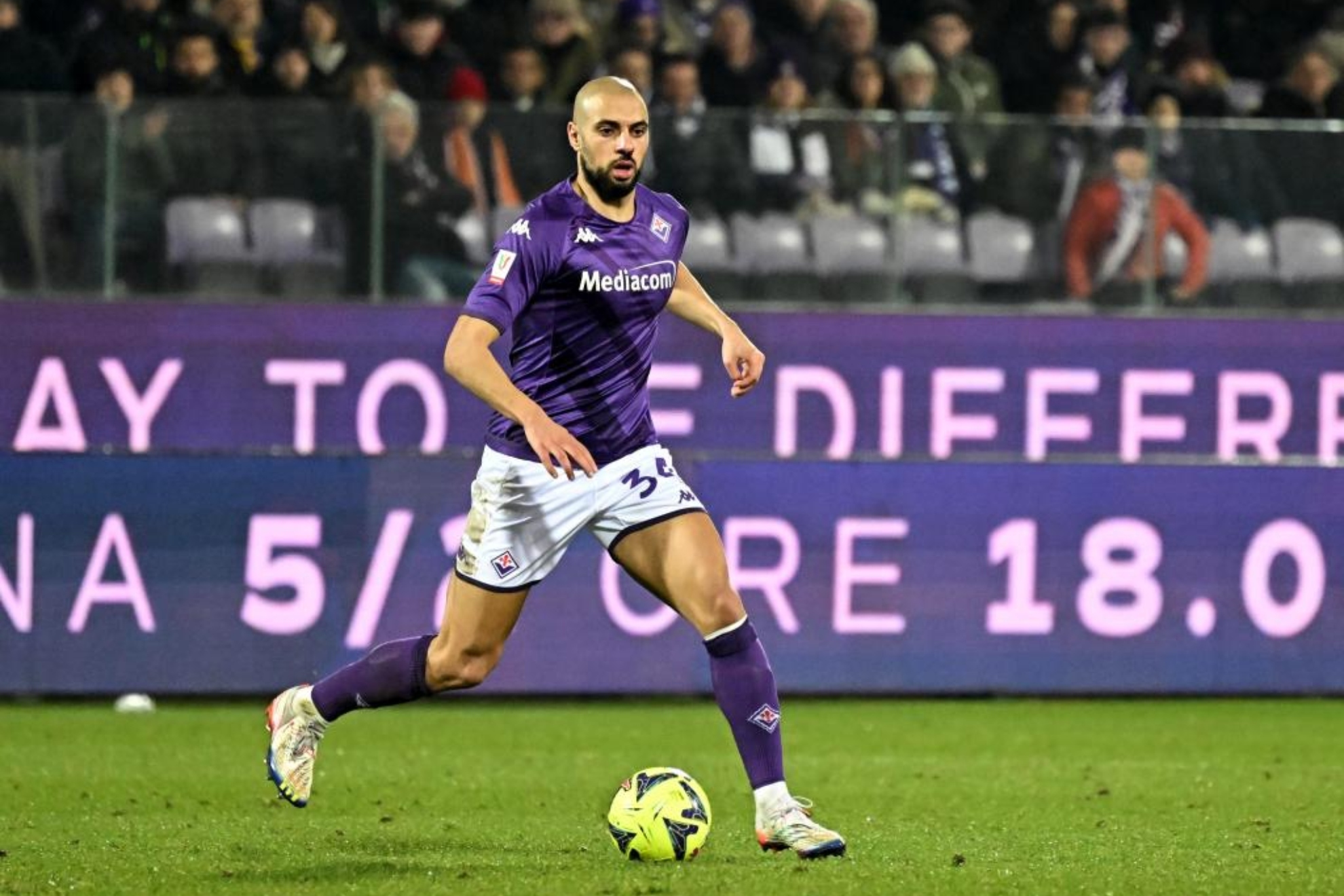 Sofyan Amrabat conduce el balón en un partido con la Fiorentina.