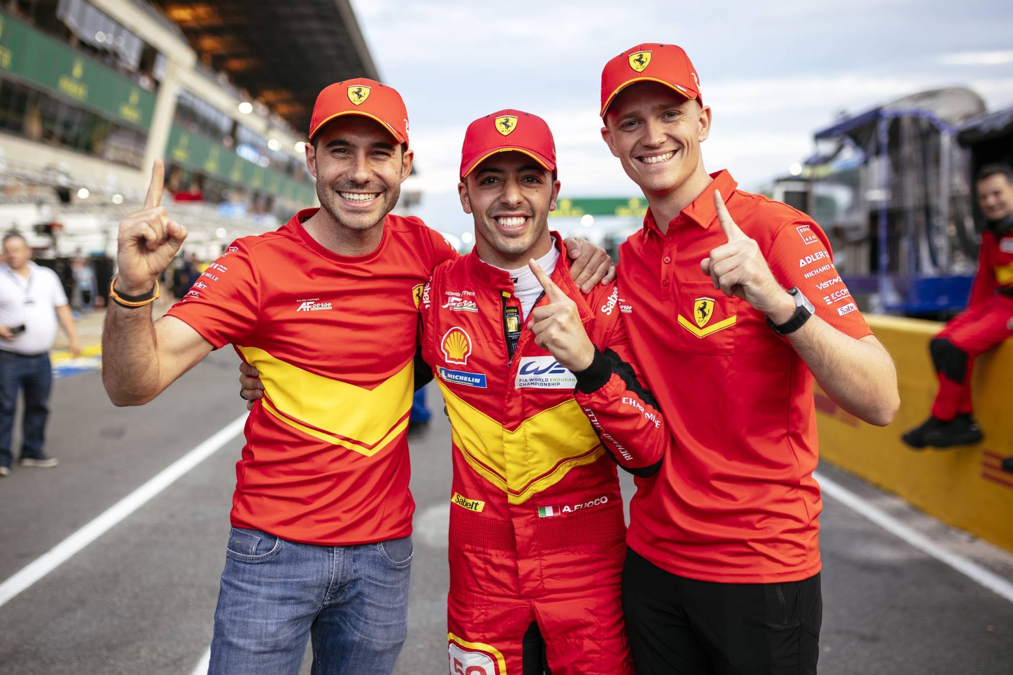 Molina (izquierda), Fuoco y Nielsen (derecha) celebran la primera pole de Ferrari en su nueva etapa en Le Mans.