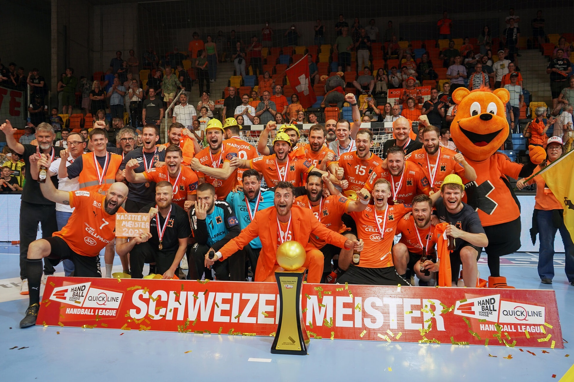 La plantilla del Kadetten Schaffhausen celebra el título de Liga en Suiza /