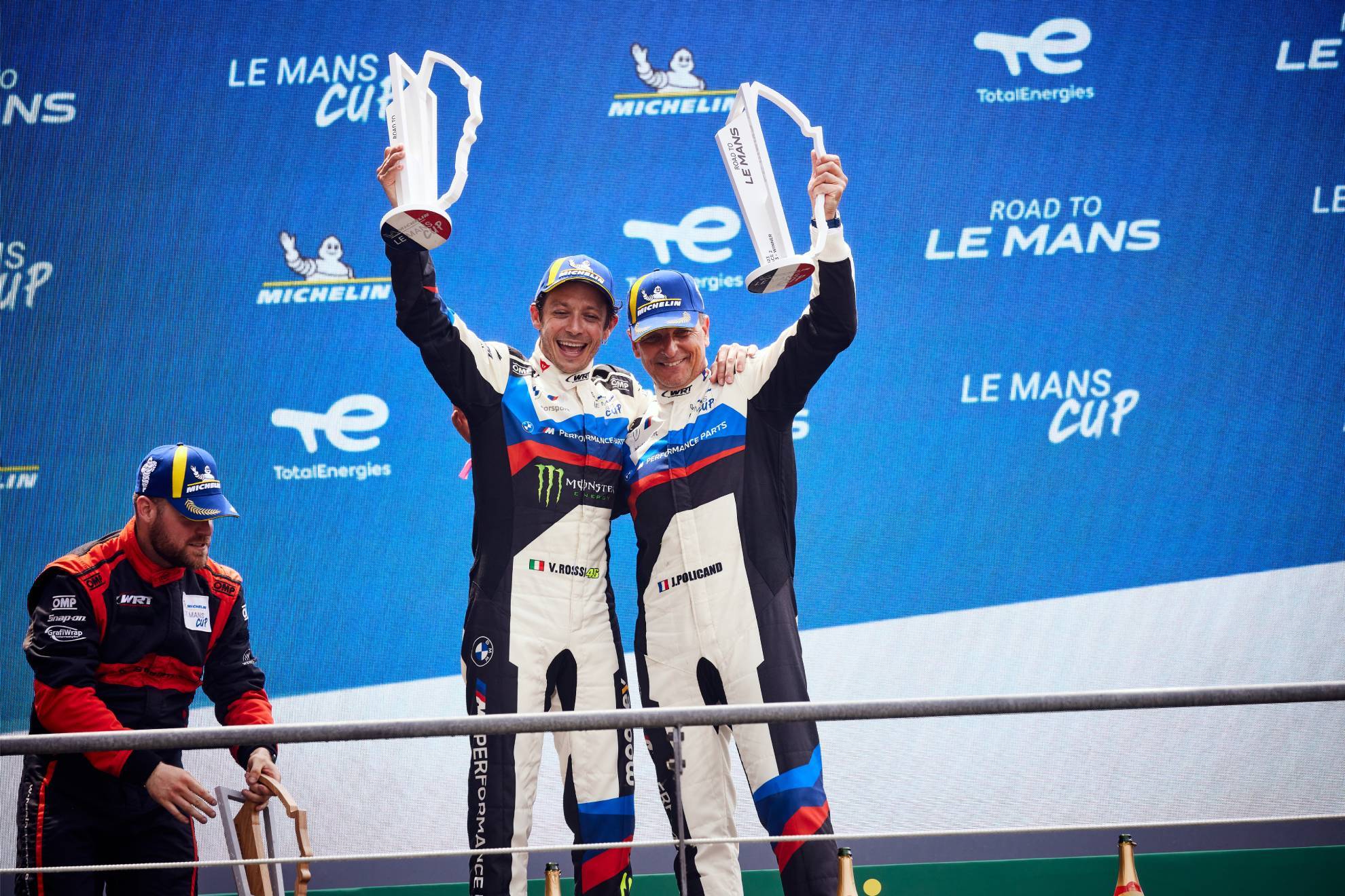 Rossi, junto a Jerome Policand en el podio de Le Mans.