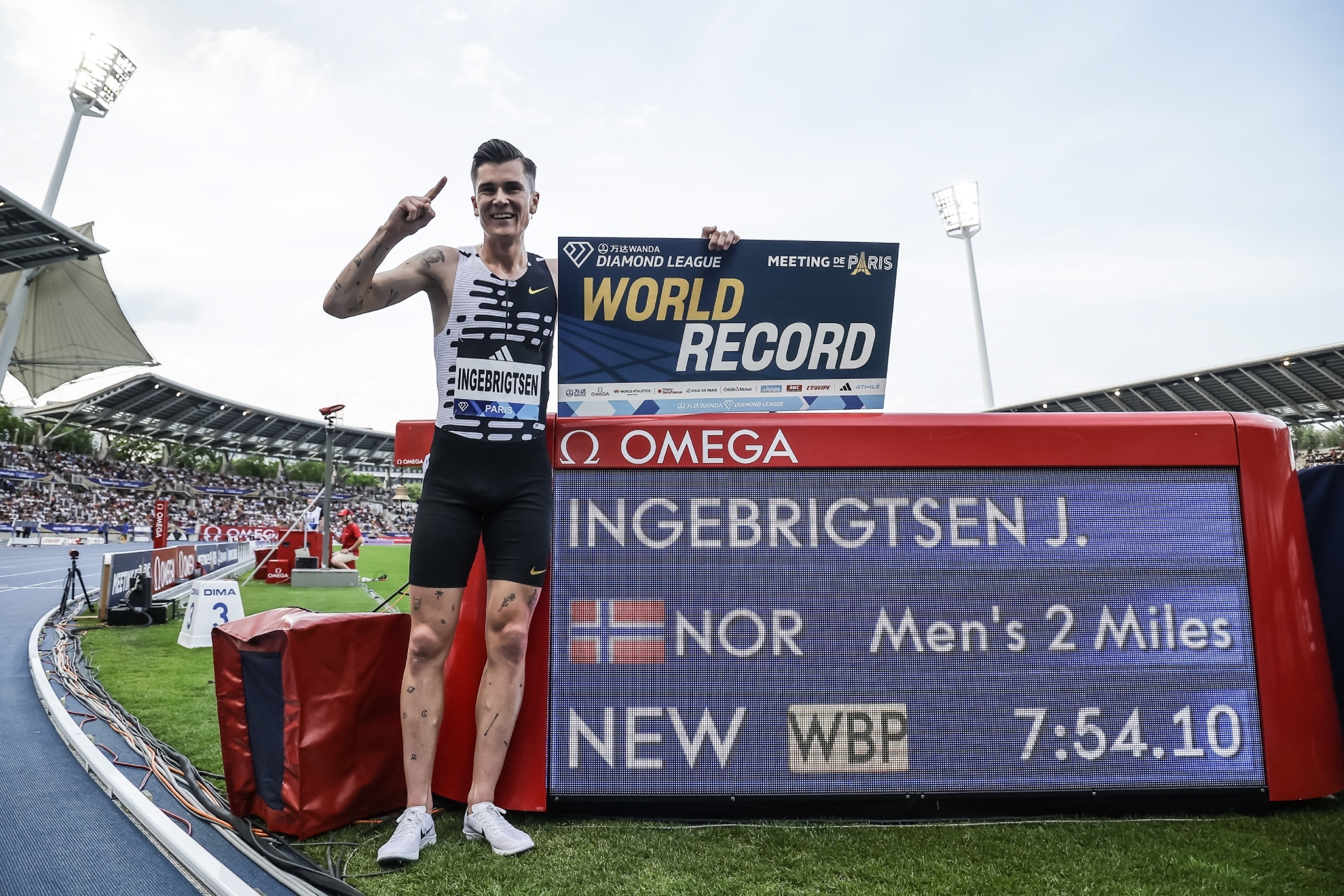 Jakob Ingebrigtsen tras batir el récord de las 2 millas.