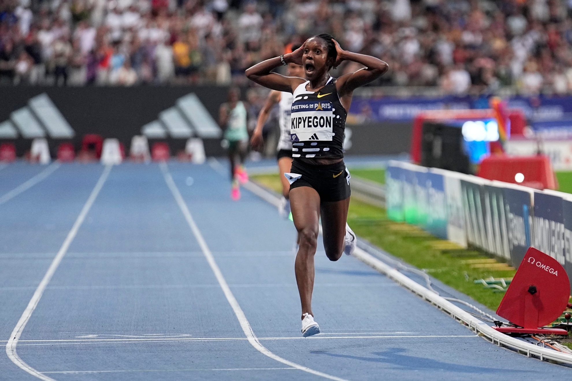 Faith Kipyegon entra en meta en París y bate el récord de 5.000 metros.