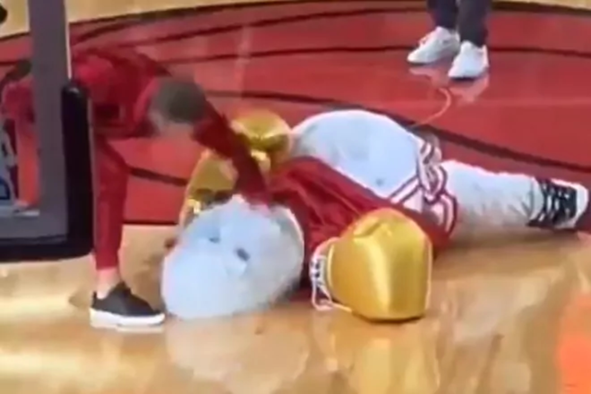 Conor McGregor, abucheado por afición de Miami Heat tras atacar y golpear a su mascota