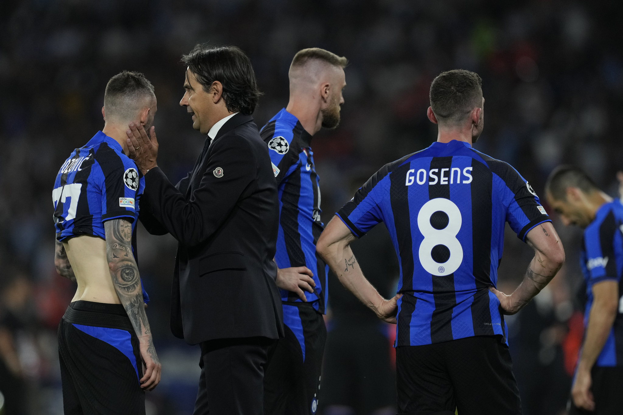 Los jugadores del Inter lamentan la final perdida ante el City.