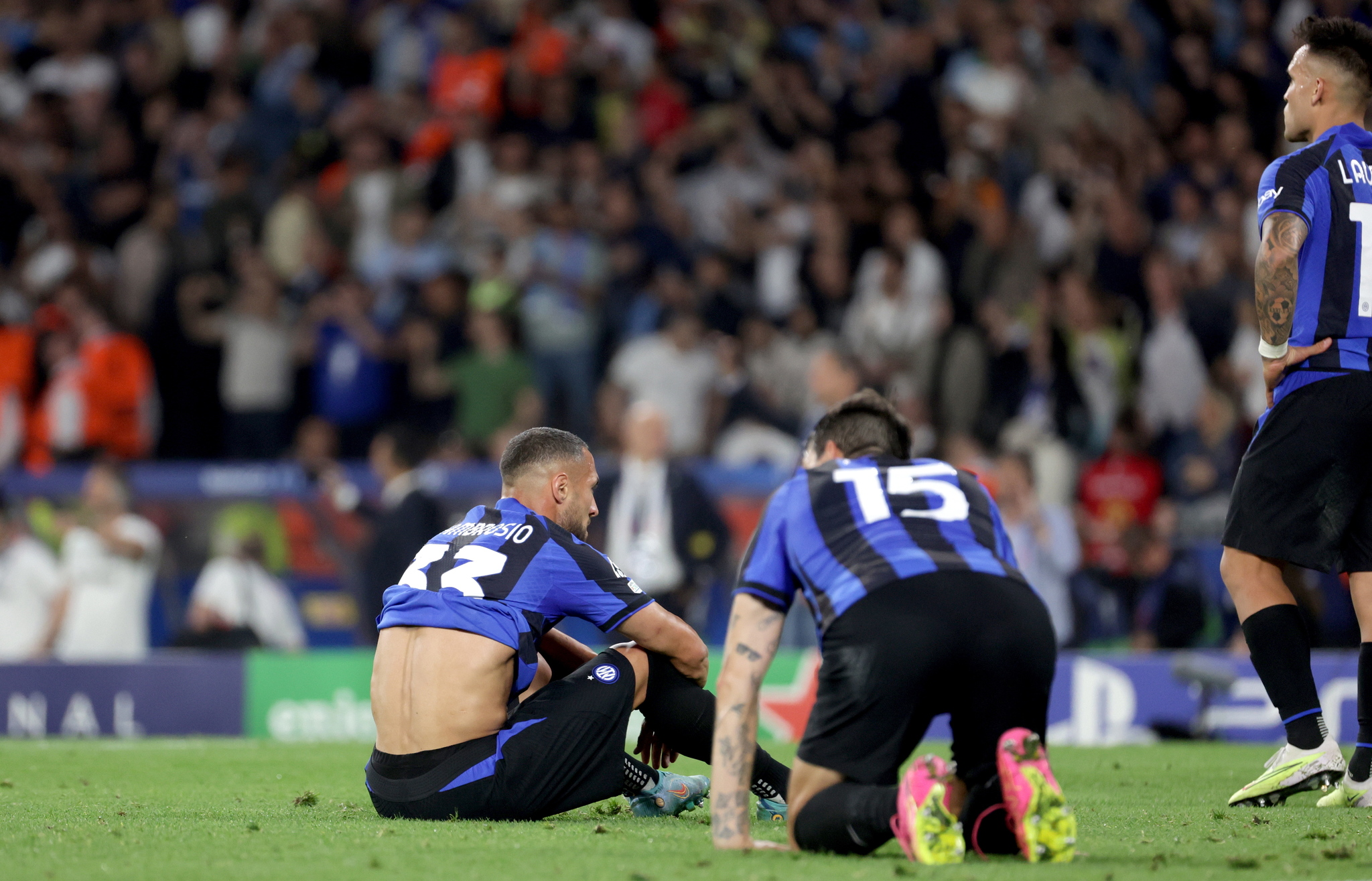 Los jugadores del Inter lamentan la derrota.