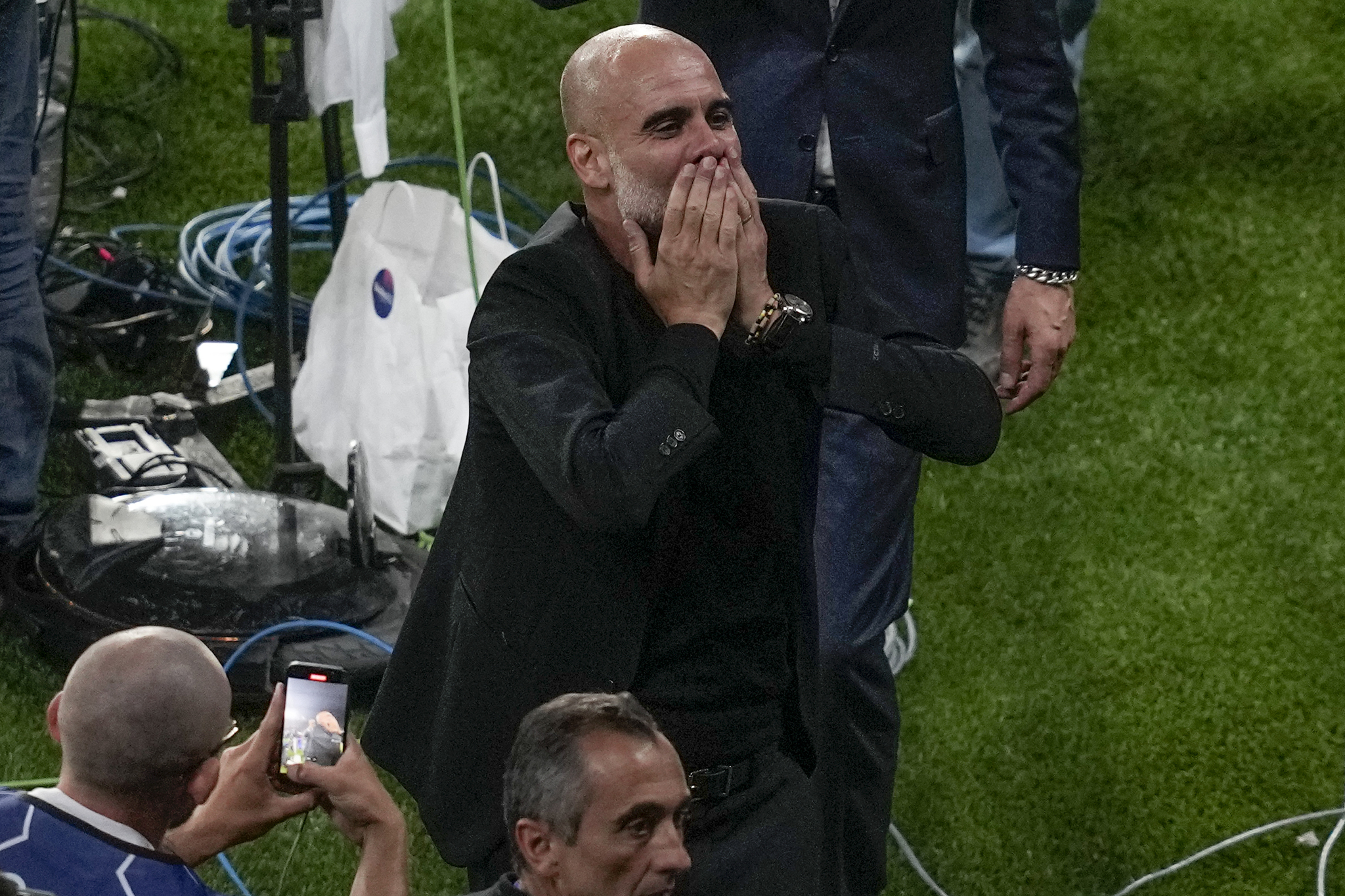 Guardiola celebra la Champions ganada ante el Inter.