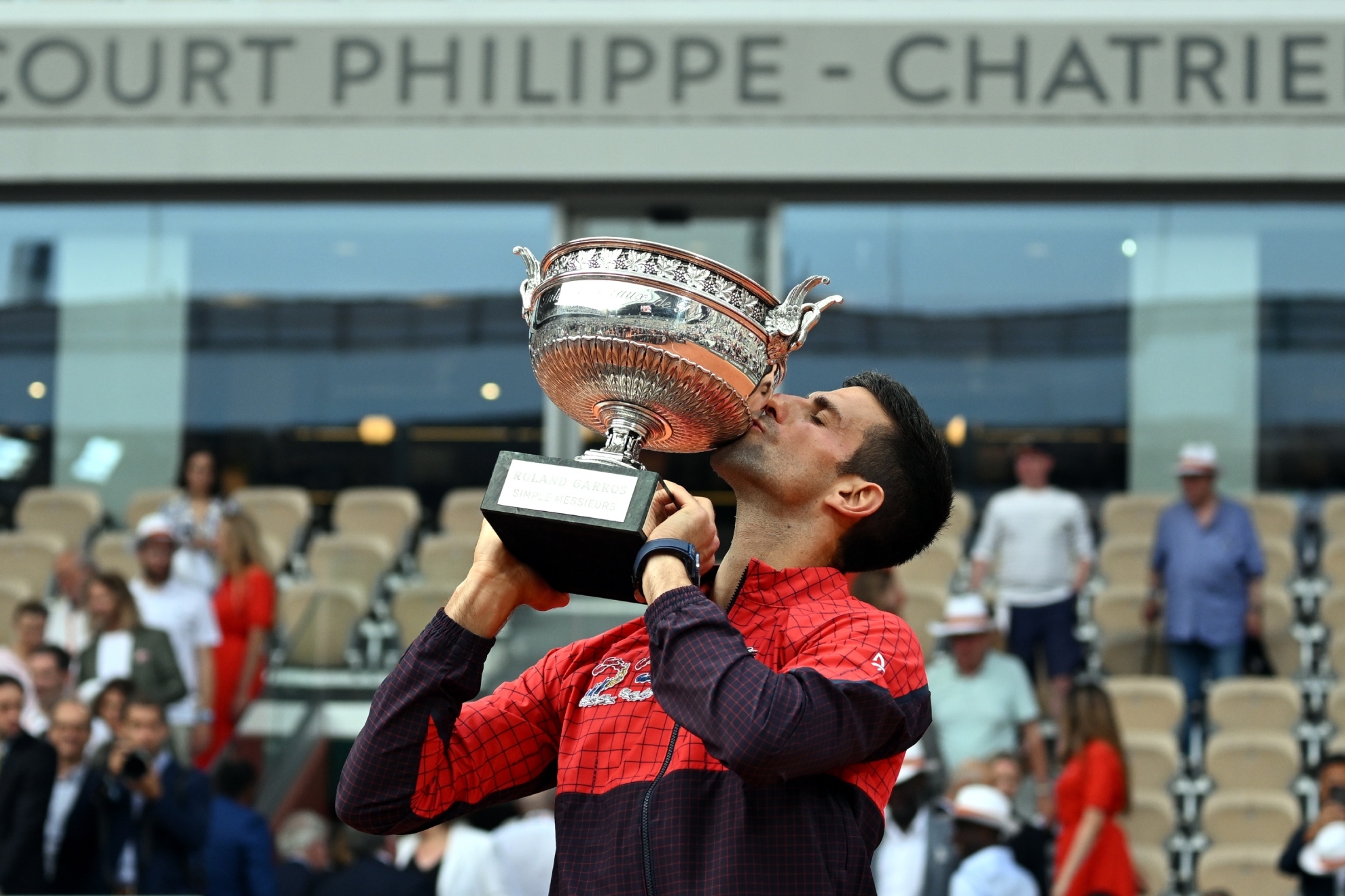 Djokovic besa la Copa de los Mosqueteros