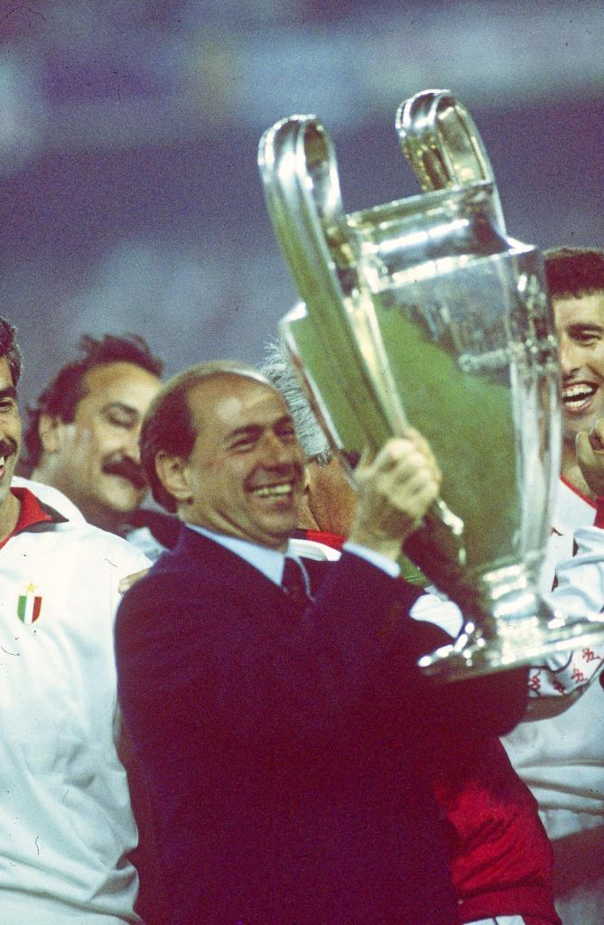 Silvio Berlusconi, con el trofeo de la Champions de 1994 ganado por su Milan