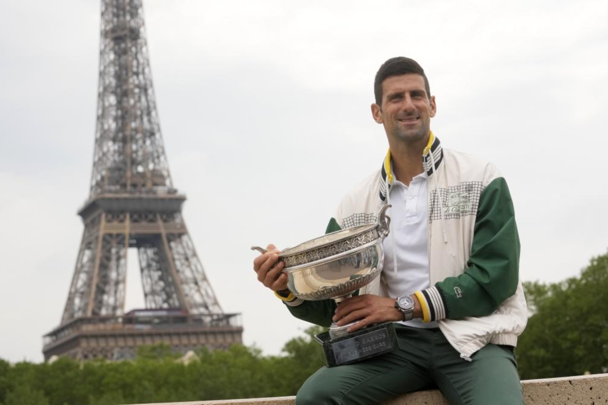 Djokovic posa con su Copa de los Mosqueteros más especial