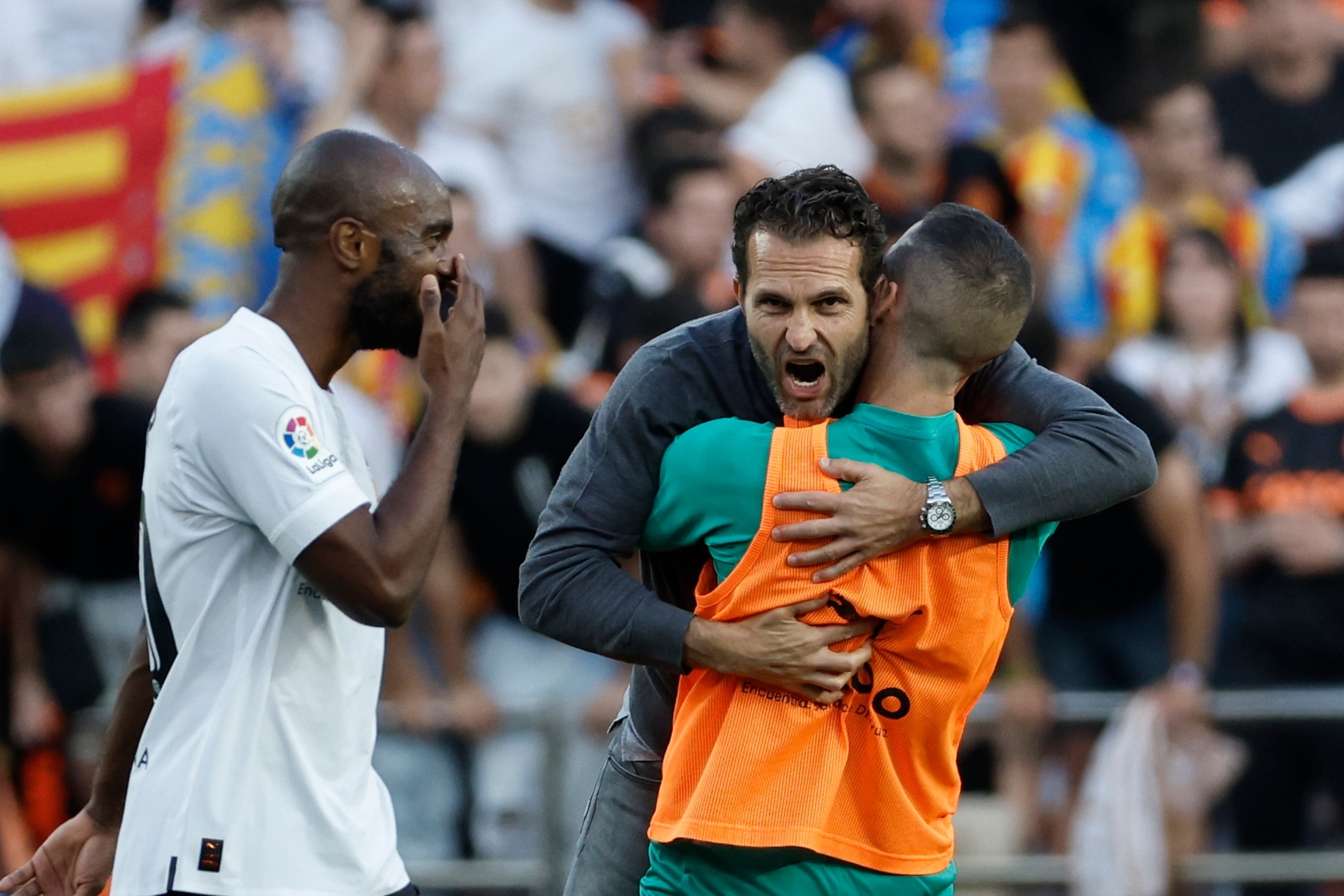 Baraja se abraza a Jaume en presencia de Foulquier en un partido de esta temporada.