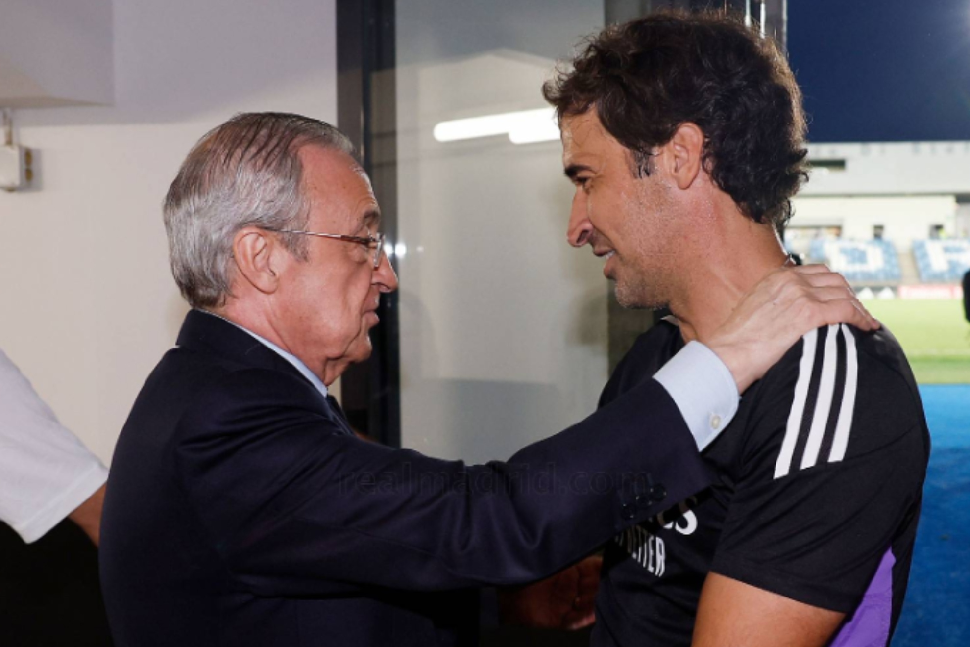 Florentino Pérez felicita a Raúl tras la espectacular remontada del Castilla ante el Barça Atlètic.