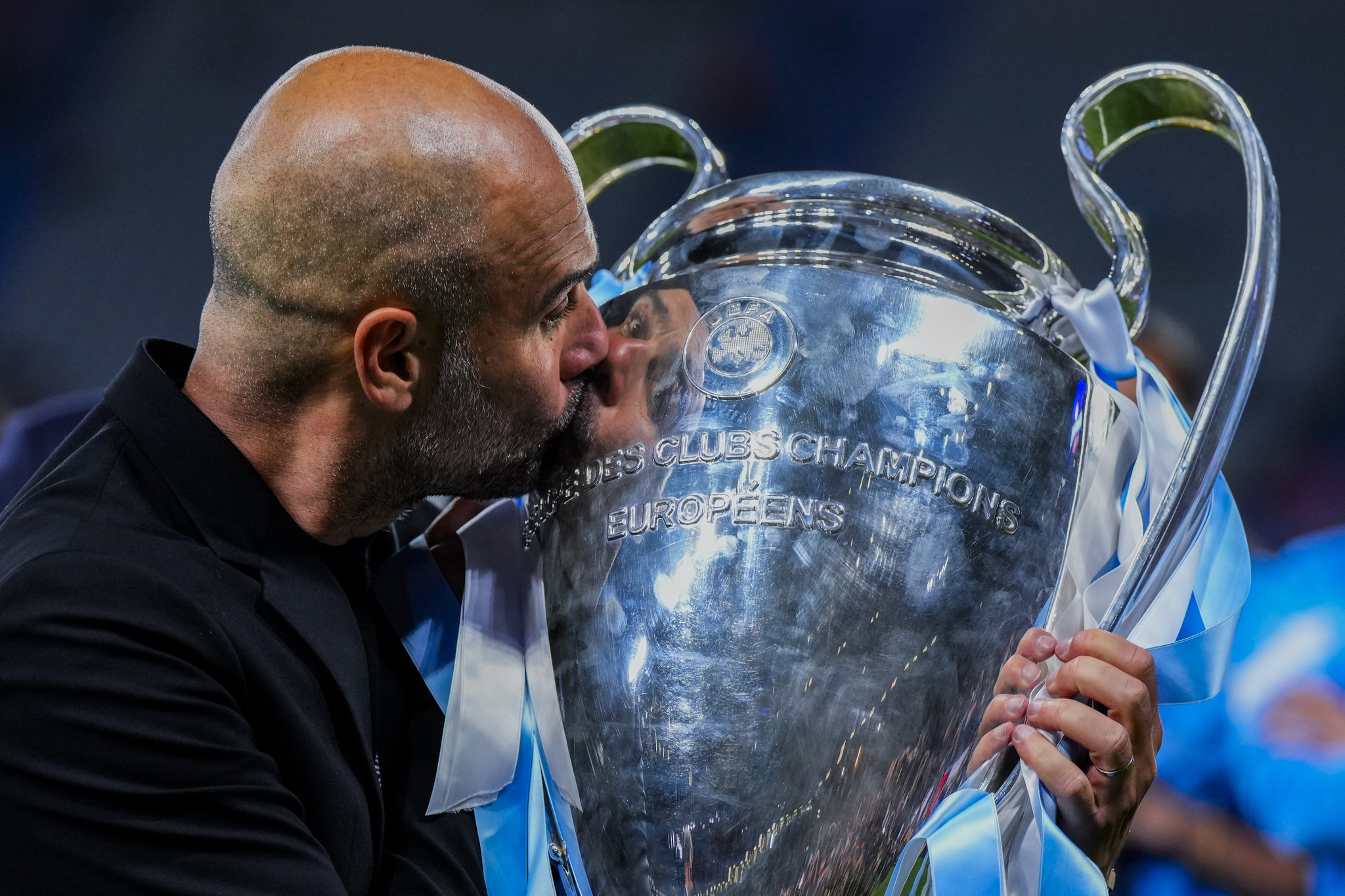 Guardiola besando el trofeo de la Champions tras la victoria del Manchester City