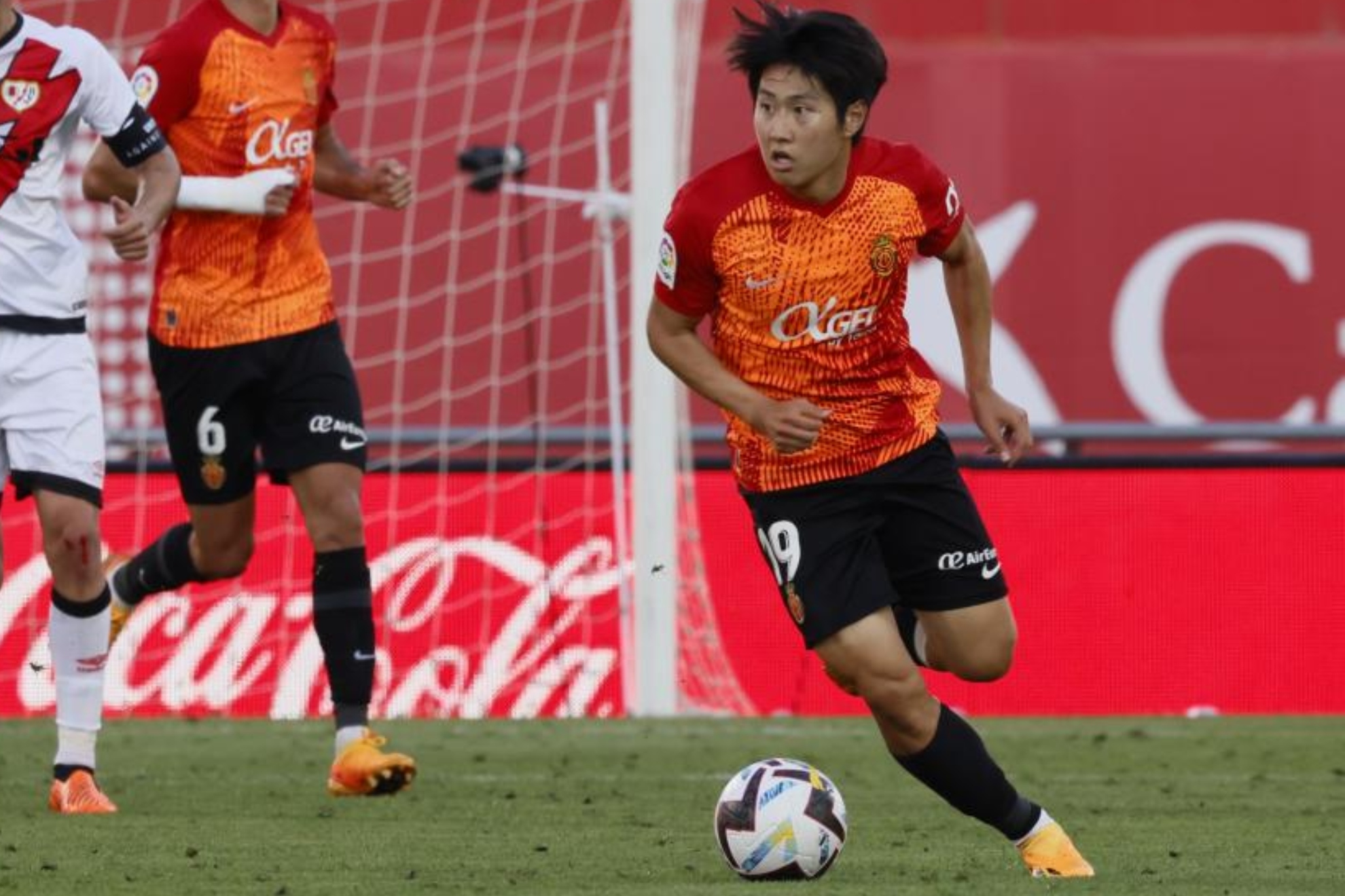 Kang In Lee conduce el balón en un partido con el Mallorca.
