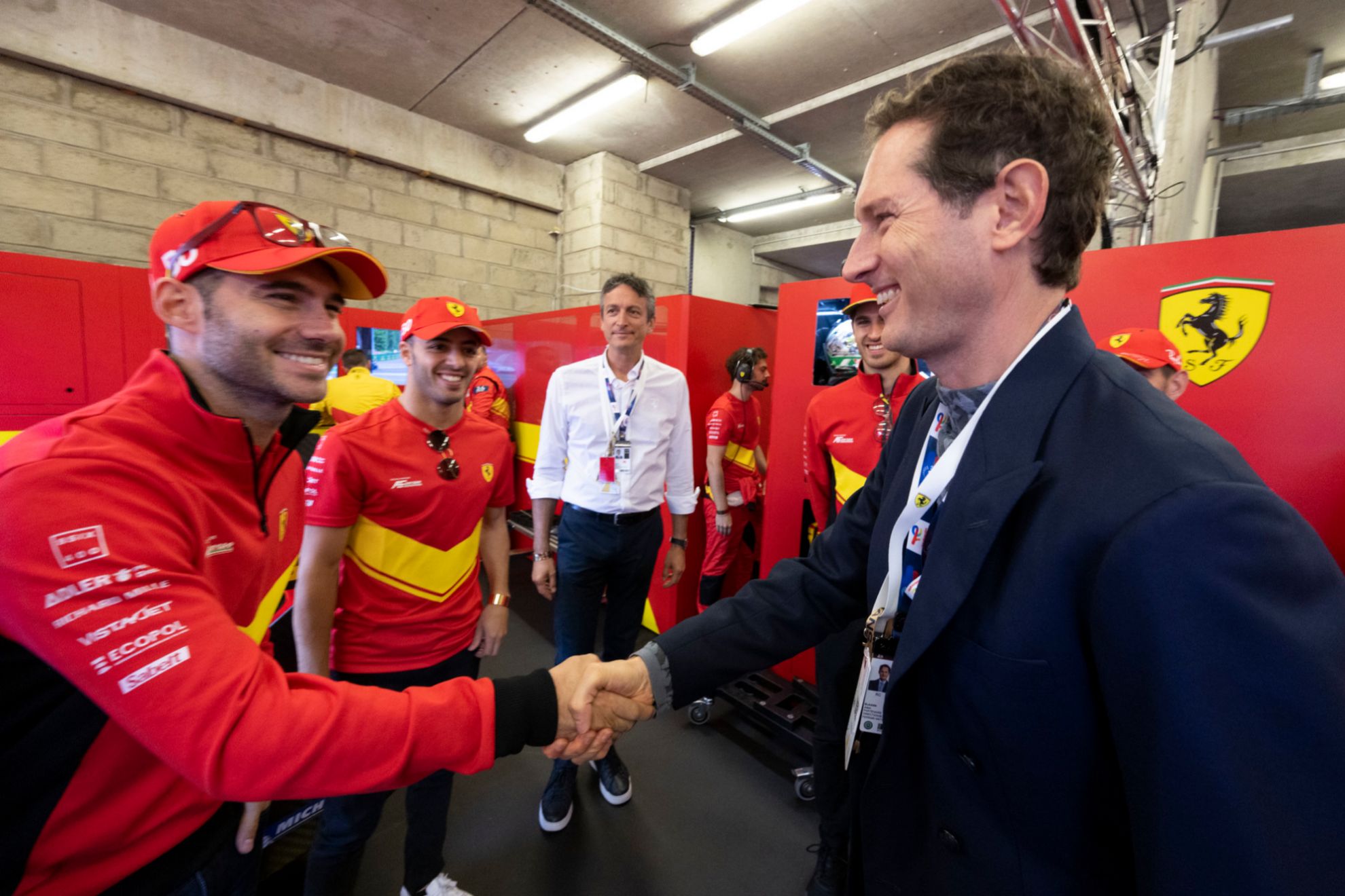 Miguel Molina saludo a John Elkann, presidente de Ferrari