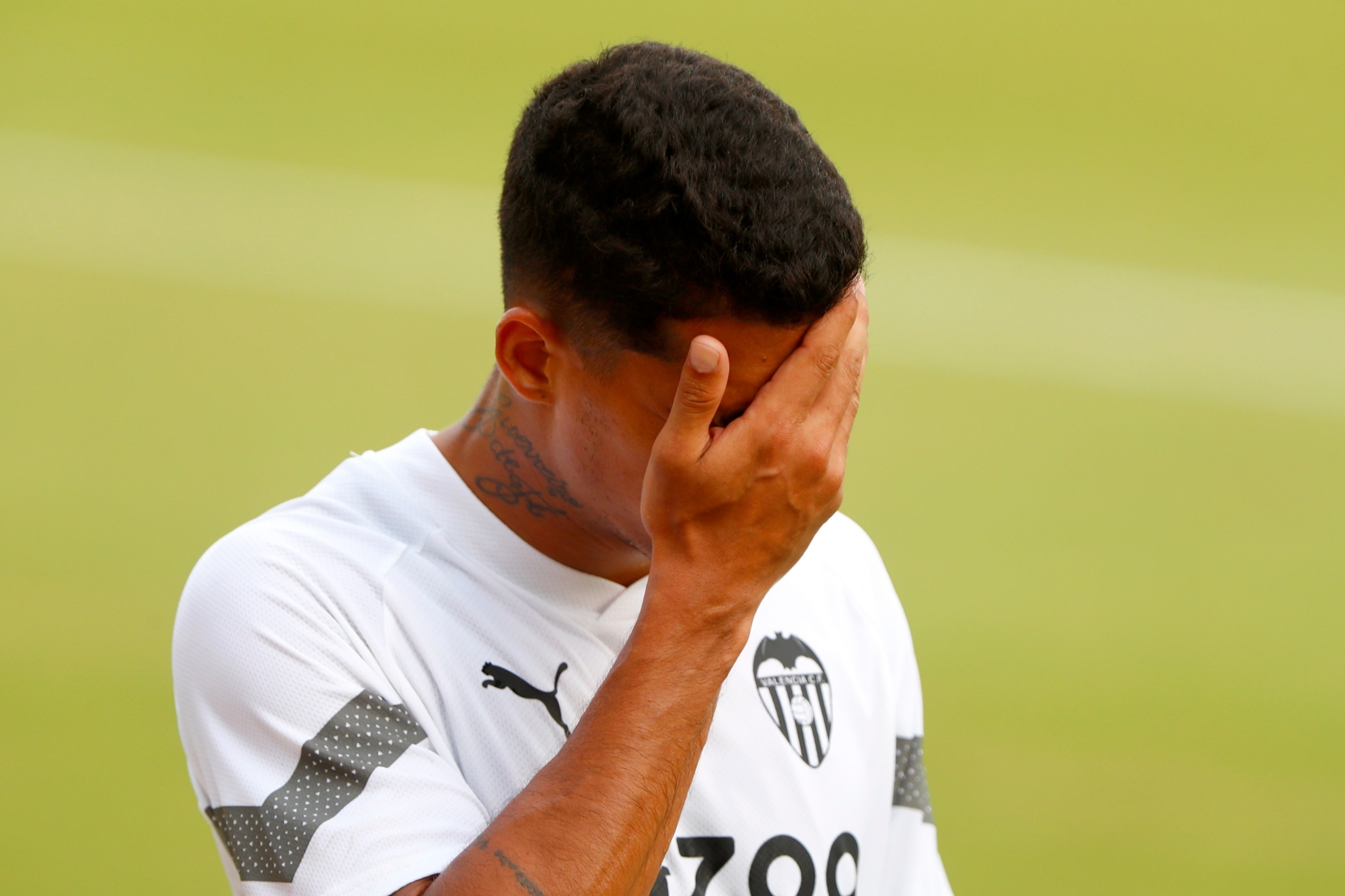 Marcos André se tapa la cara en un entrenamiento del Valencia en Paterna.
