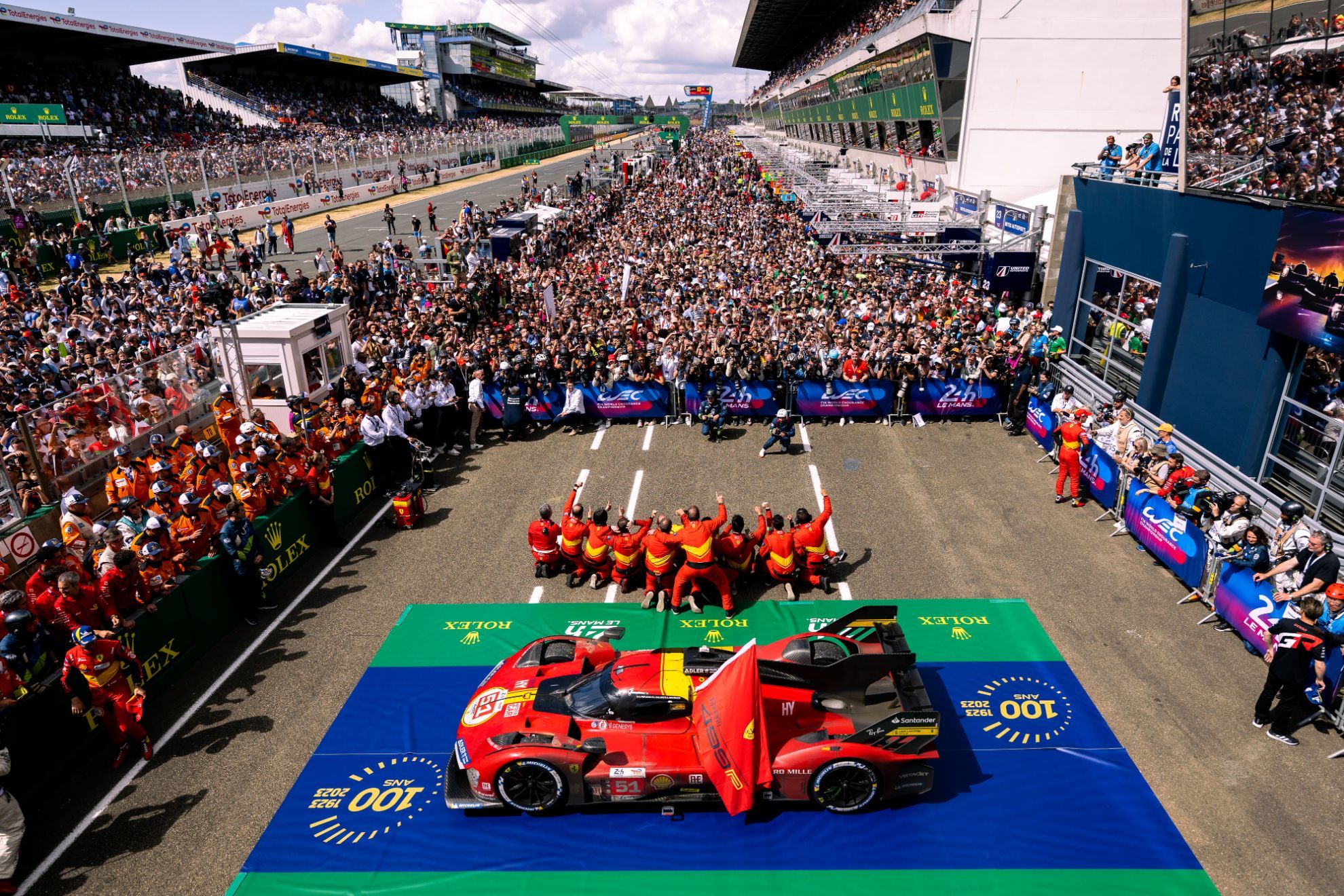 La espectacular imagen de los aledaos del podio tras la victoria de Ferrari.