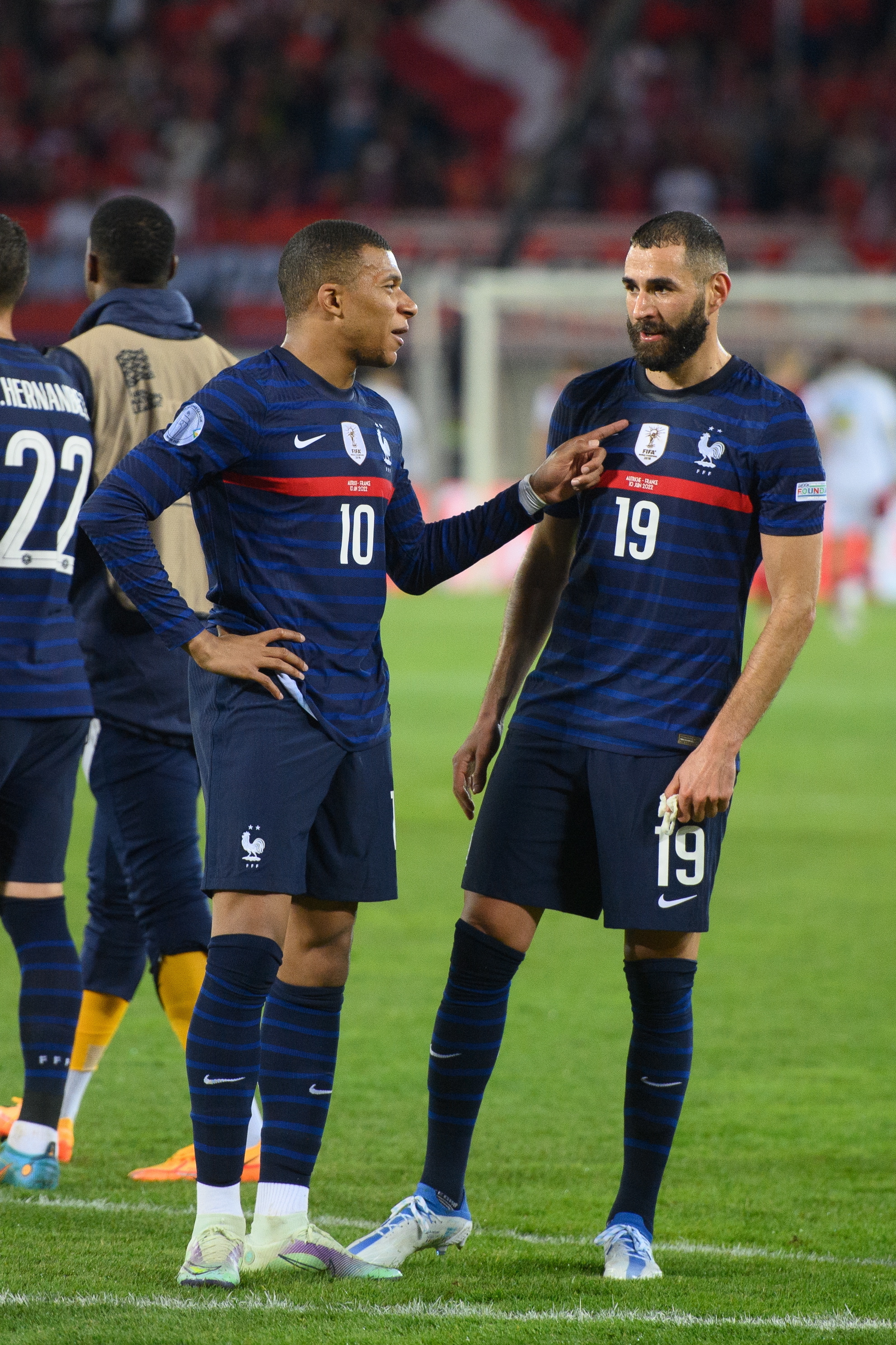 Kylian Mbappé y Karim Benzema, durante un partido con la selección francesa.