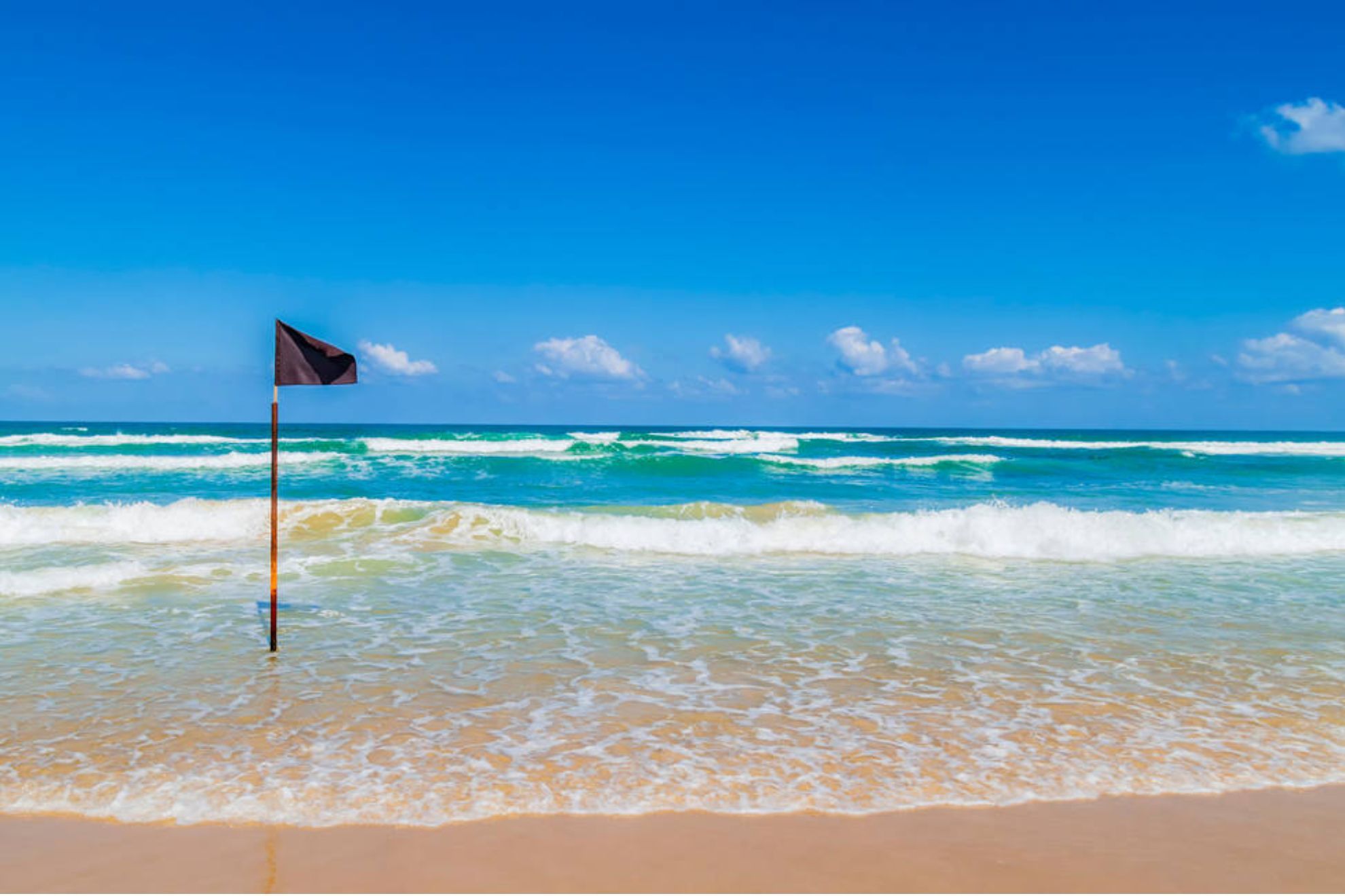 Estas son las 48 banderas negras de las peores playas espaolas, segn Ecologistas en Accin