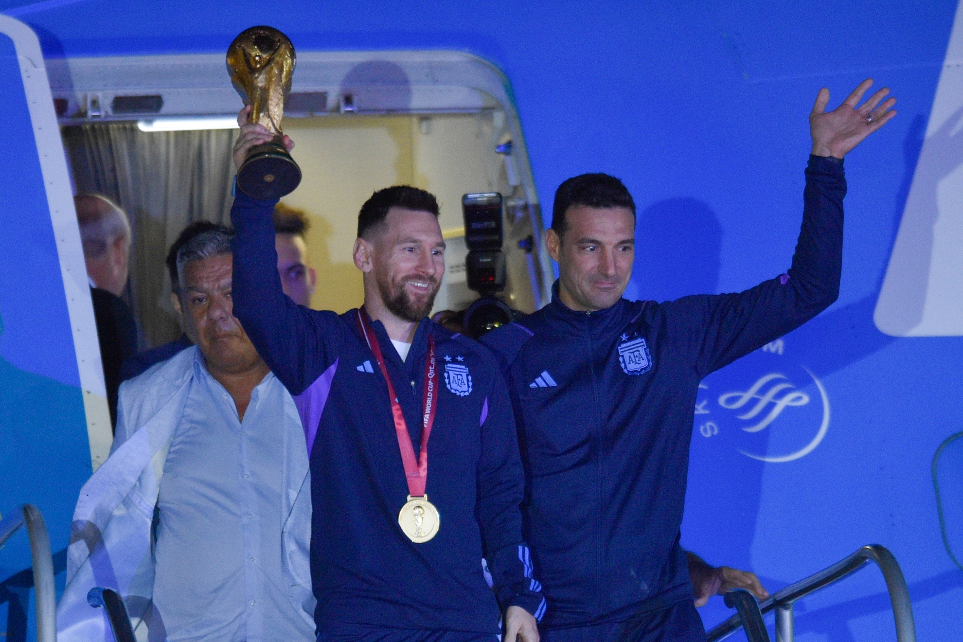 Messi y Scaloni, junto a la Copa del Mundo.