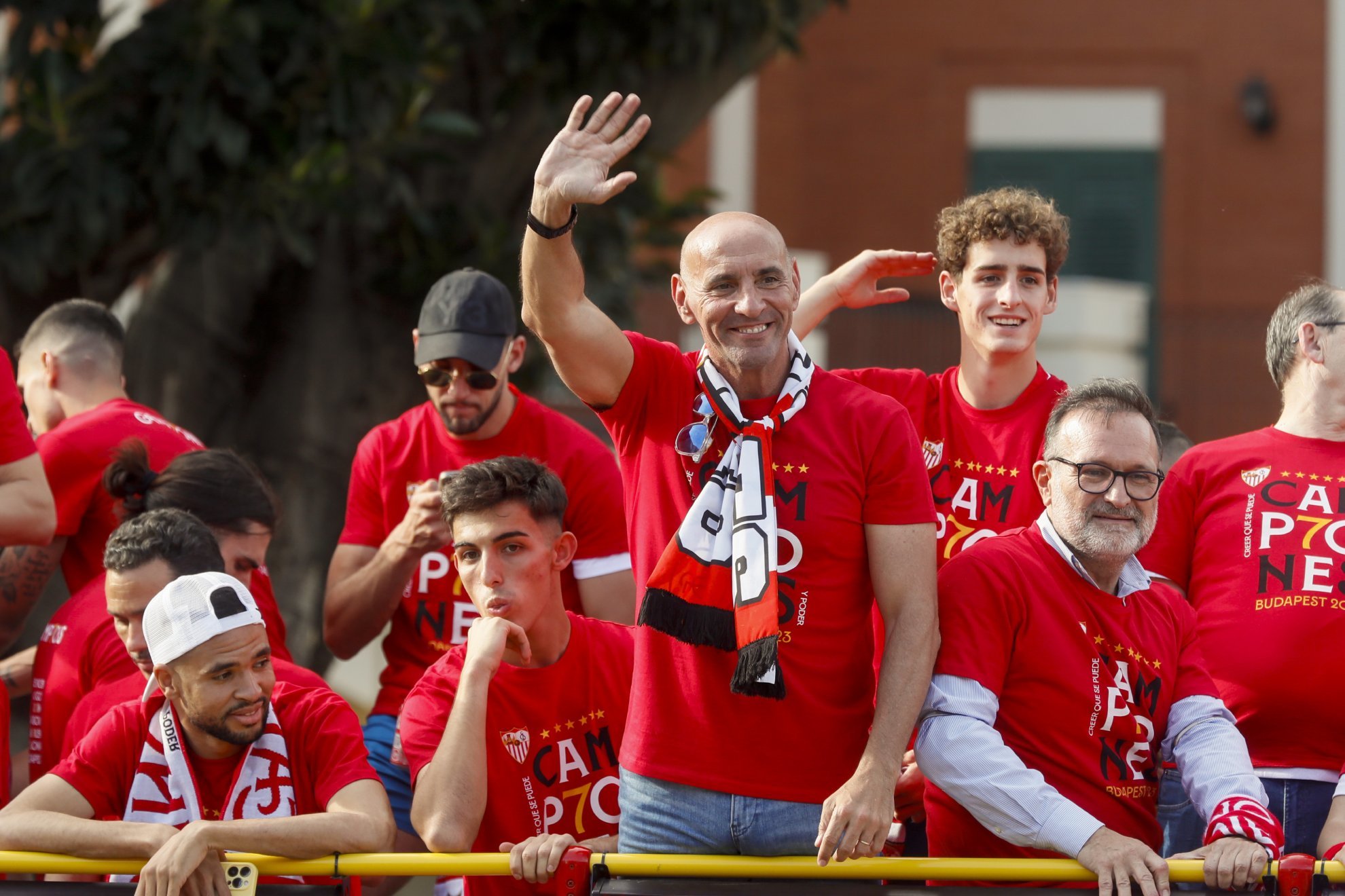 Monchi saluda desde al autobús del Sevilla en la celebración de la séptima.
