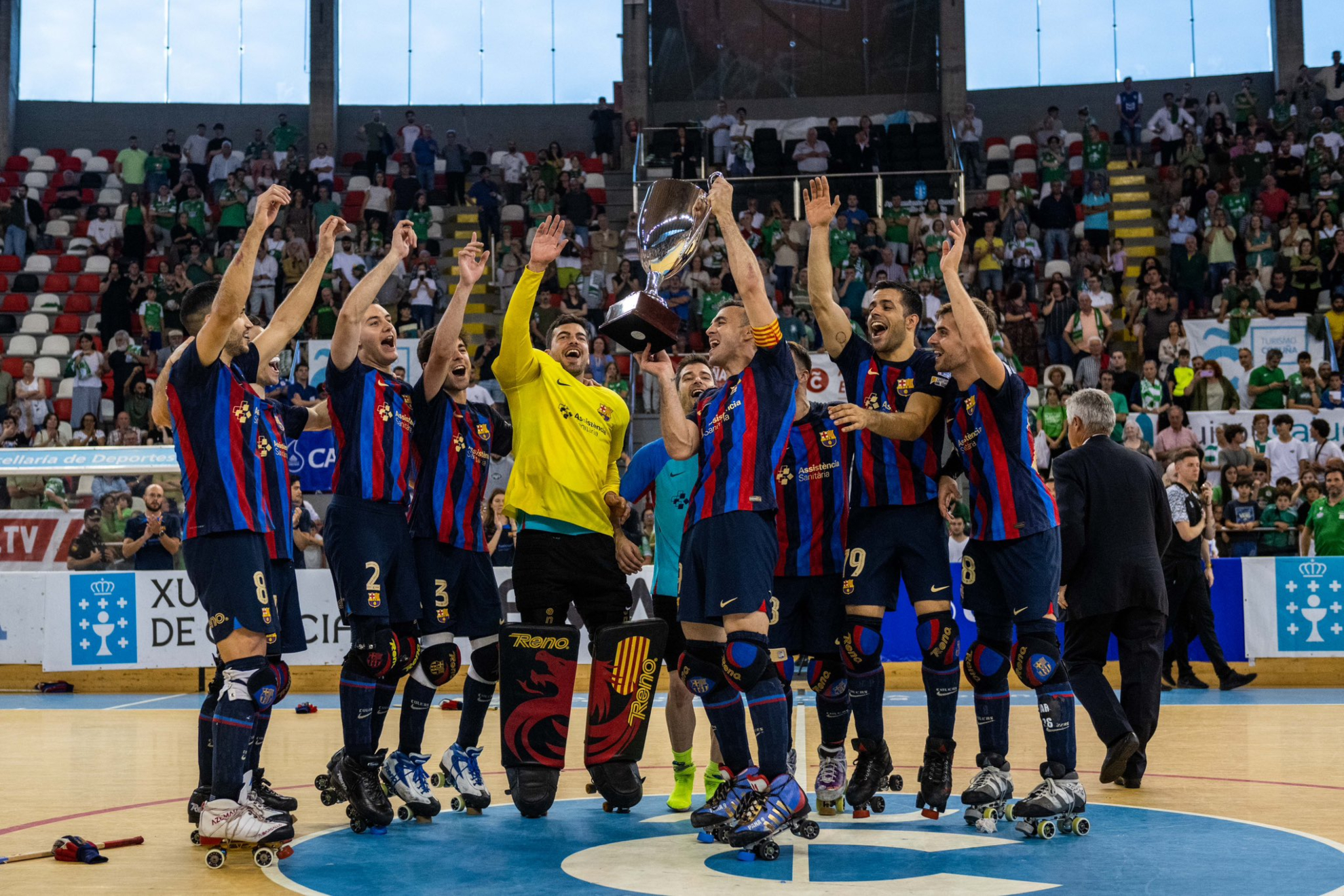 Los jugadores del Barça levantan el trofeo de campeón de Liga.