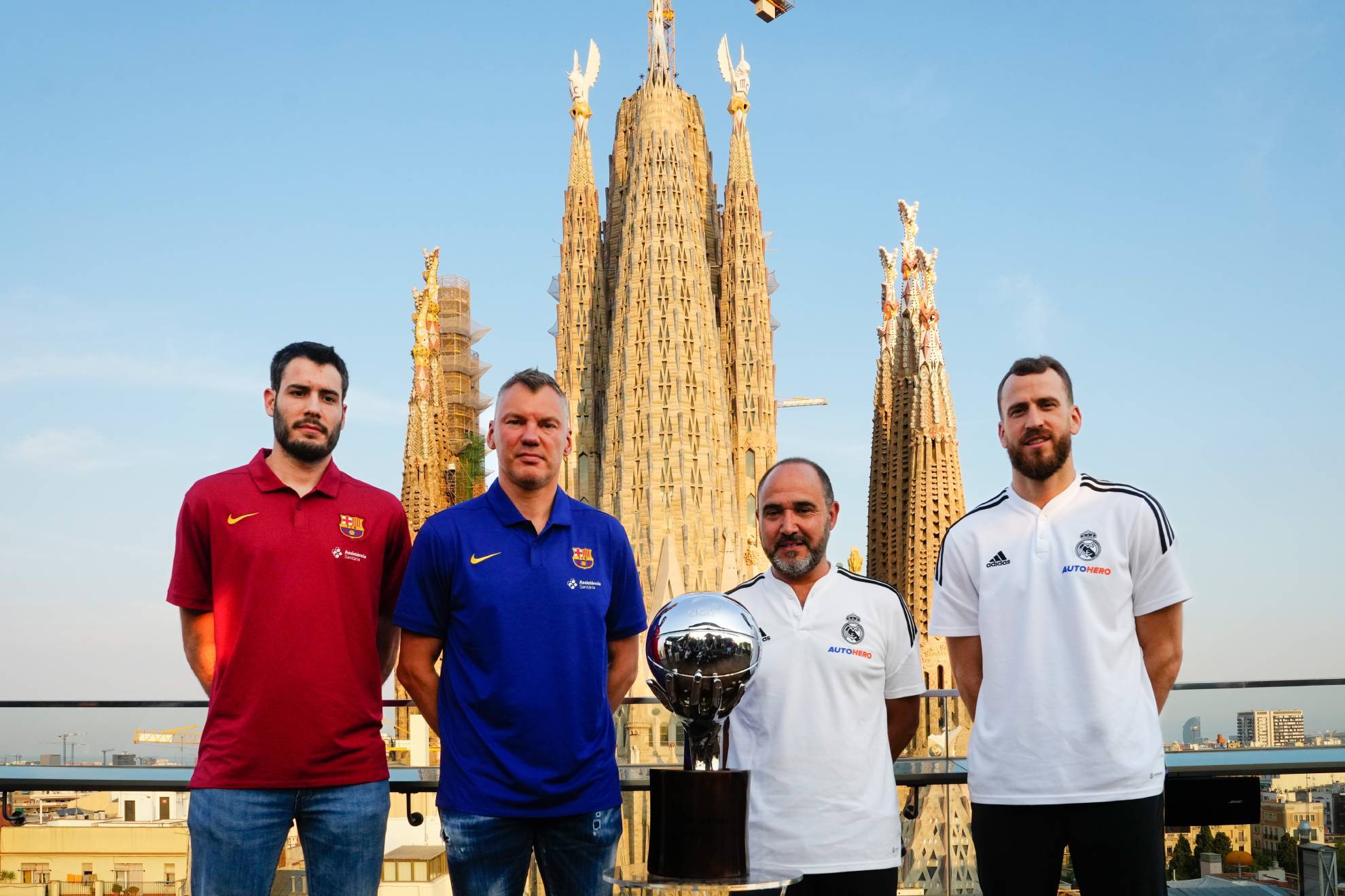 Álex Abrines, Sarunas Jasikevicius, Chus Mateo y Sergio Rodríguez, con el trofeo de la Liga Endesa y con la Sagrada Familia al fondo.