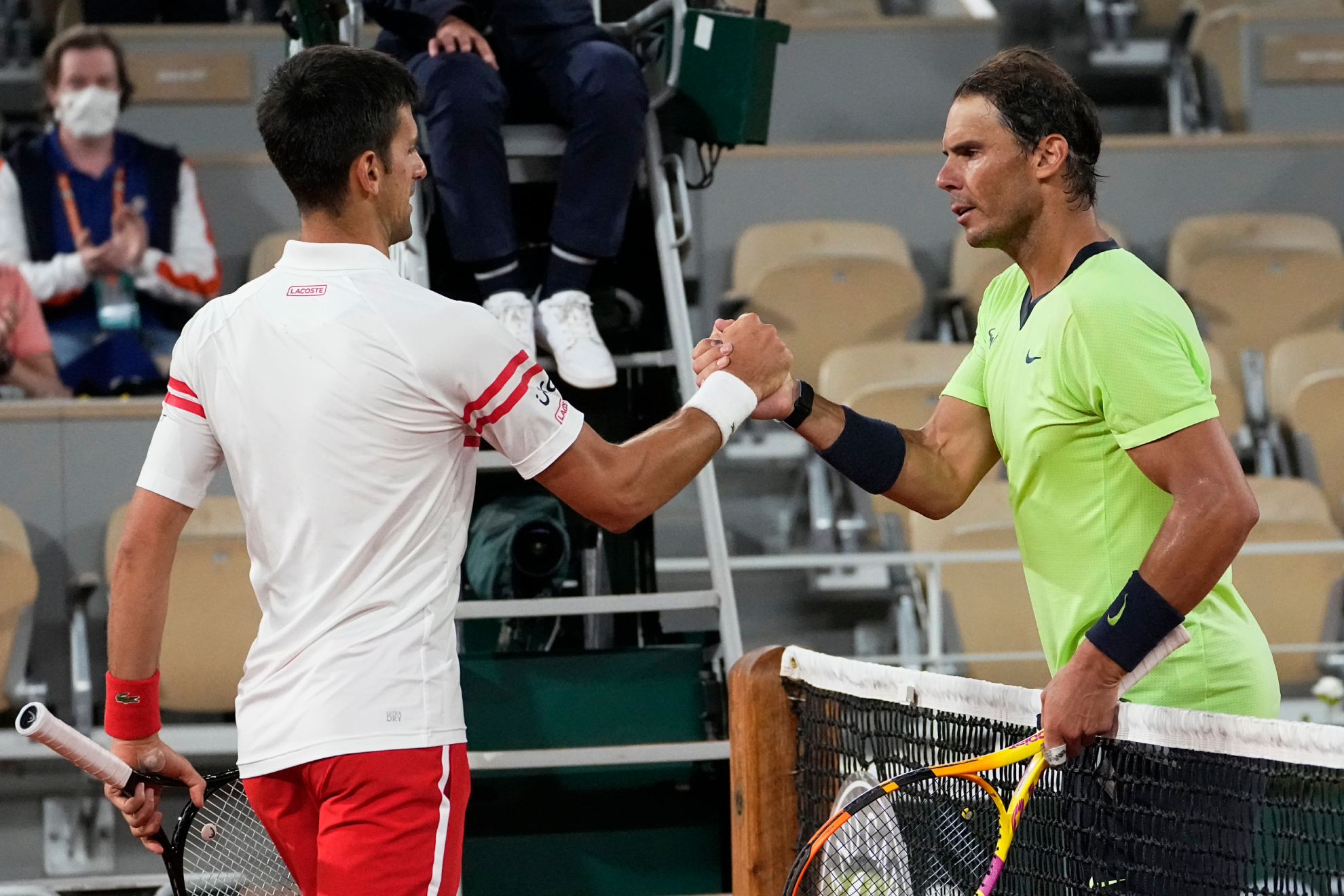 Rafa Nadal y Novak Djokovic se saludan tras su partido en el Roland Garros de 2021.