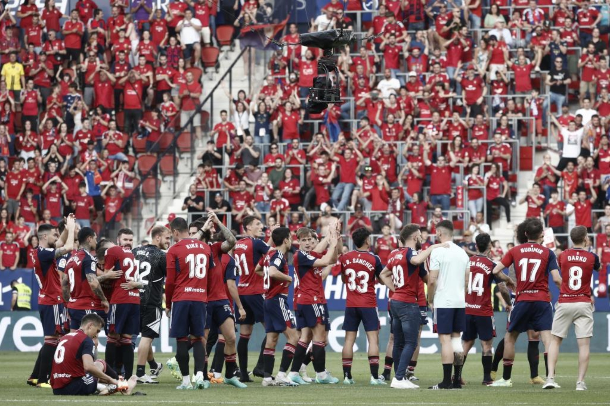 Los jugadores de Osasuna celebran la clasificación para la Conference League.
