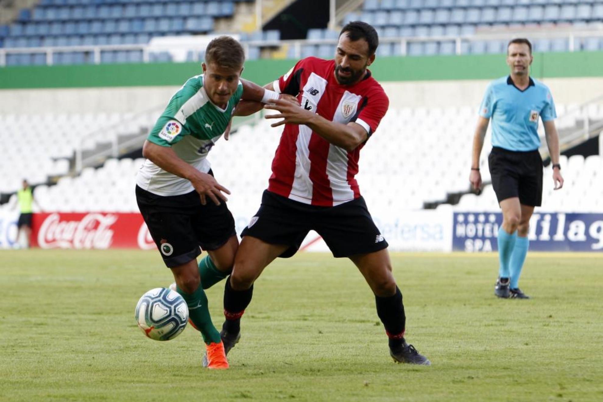 Cayarga y Balenziaga luchan por el balón en el último partido que disputaron Racing y Athletic.