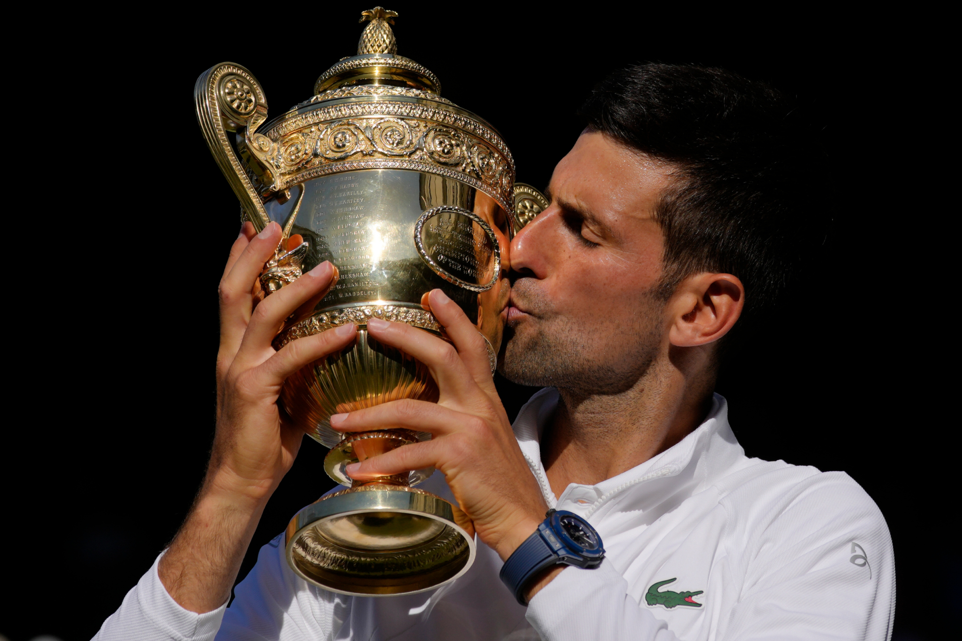 Novak Djokovic besa el trofeo de Wimbledon tras ganar la final a Nick Kyrgios el pasado año.