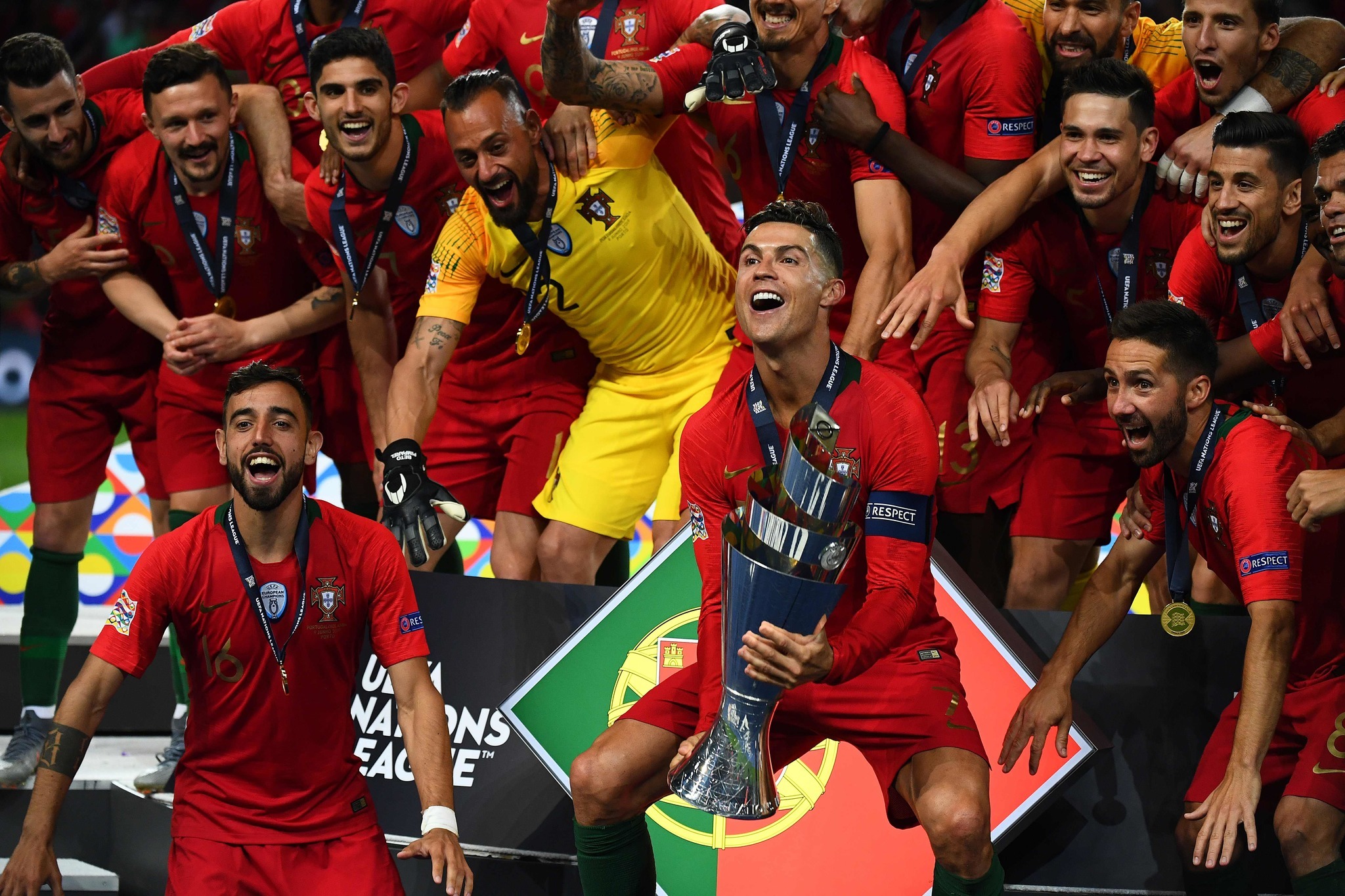 Cristiano Ronaldo levanta la Nations League lograda en 2019.