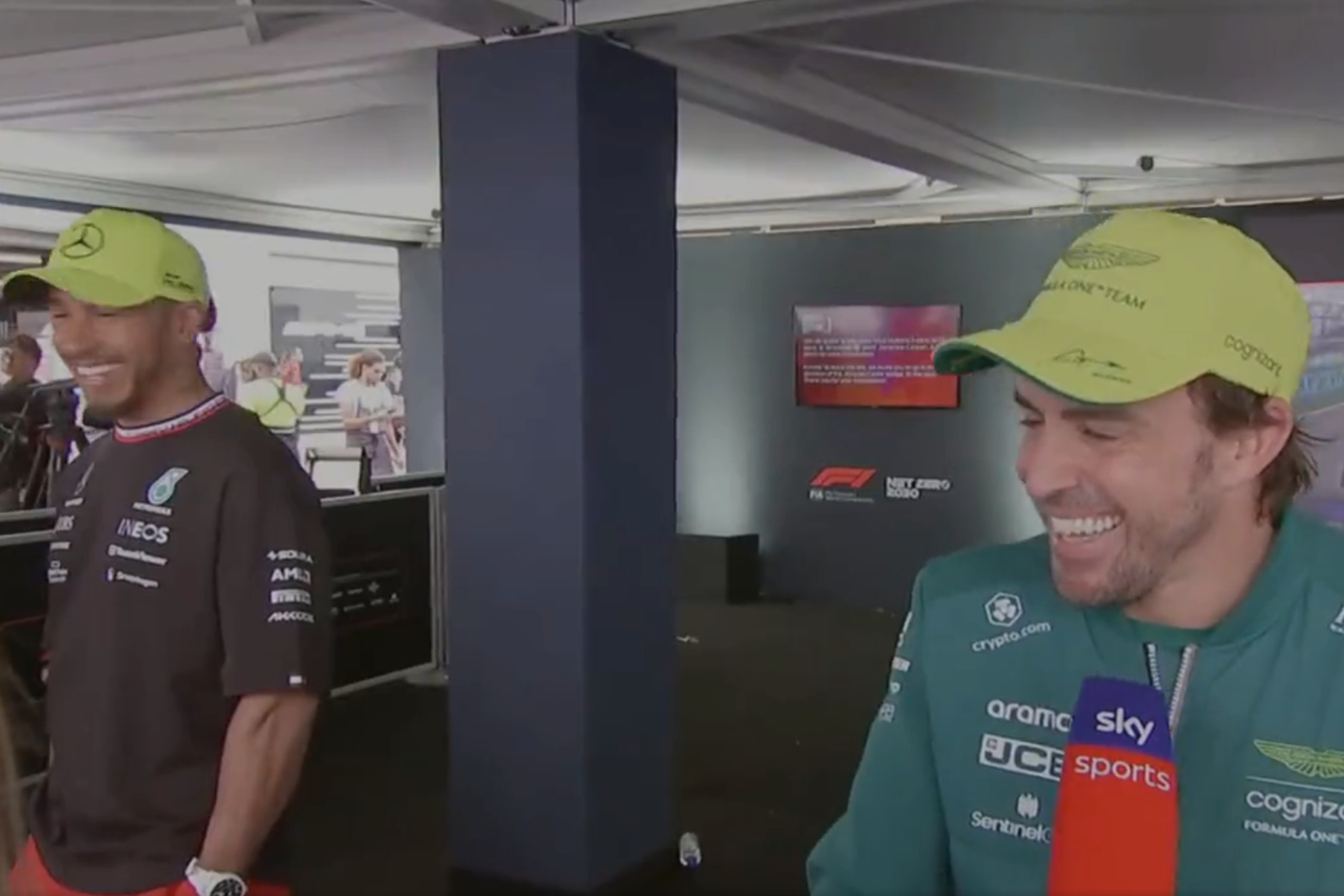 Hamilton y Alonso bromean tras el GP de Canadá.