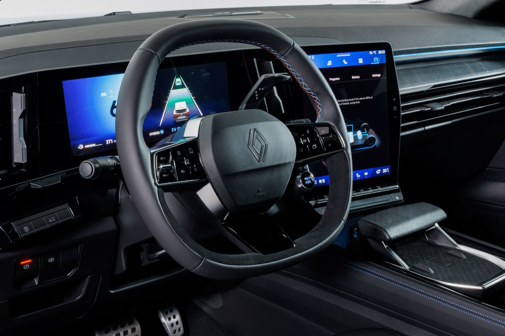 El interior sigue la lnea de los ltimos Renault, con dos pantallas en forma de L invertida.
