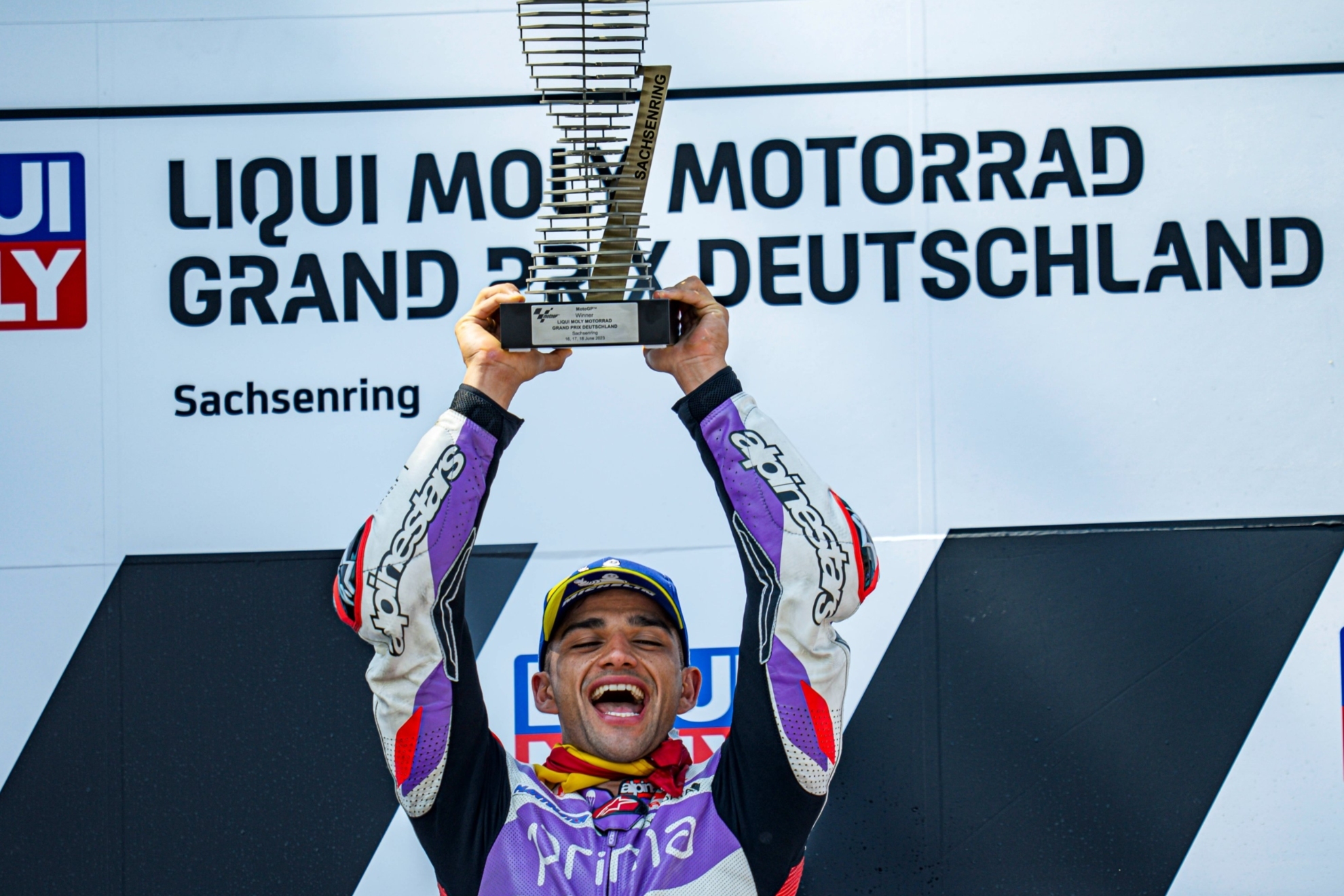Jorge Martín alza el trofeo que le acredita como ganador en Sachsenring.