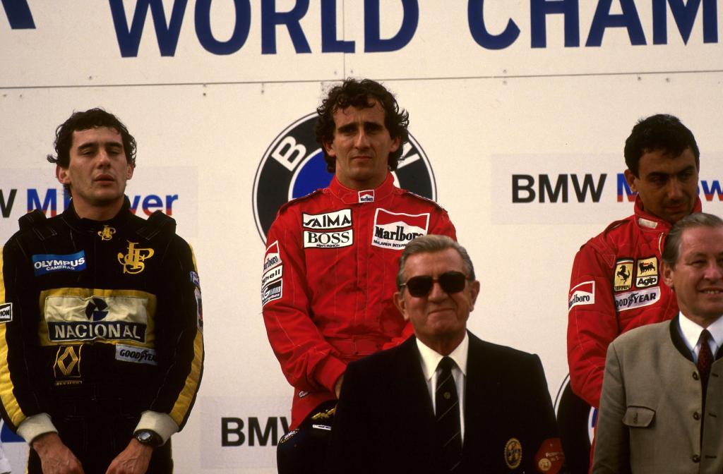 Alain Prost, junto a Ayrton Senna en el podio.