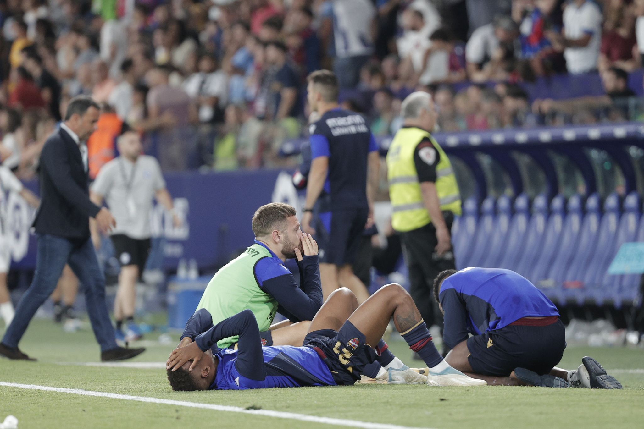 Jugadores del Levante abatidos tras la dramática derrota ente el Alavés del sábado