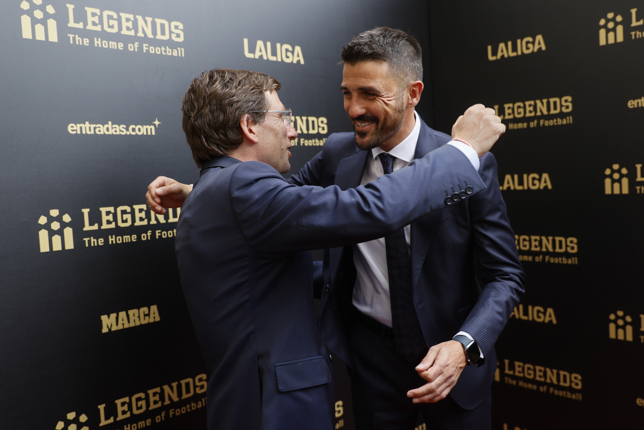 Martínez Almeida y Villa se saludan durante la alfombra roja.